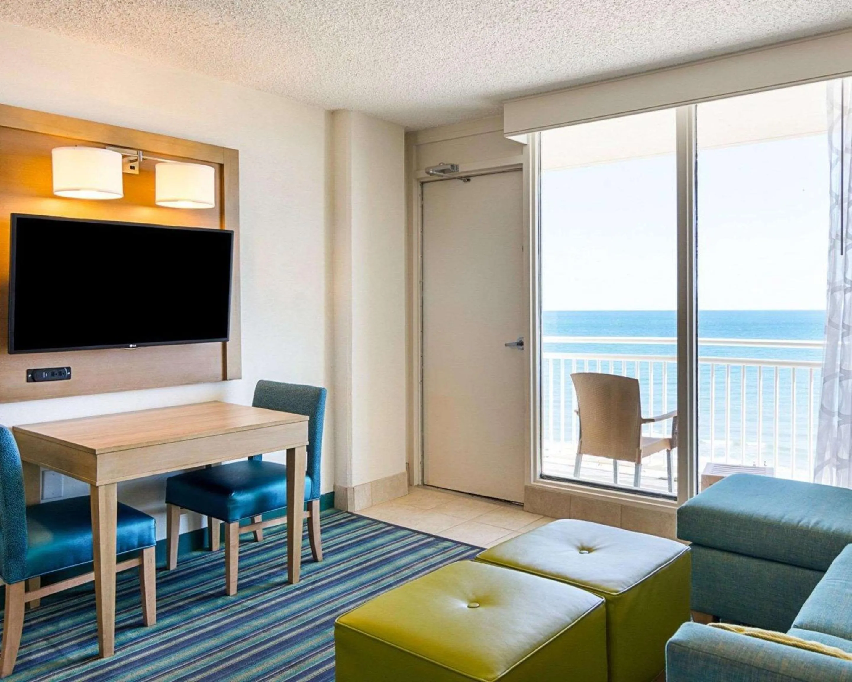 Photo of the whole room in Comfort Suites Beachfront