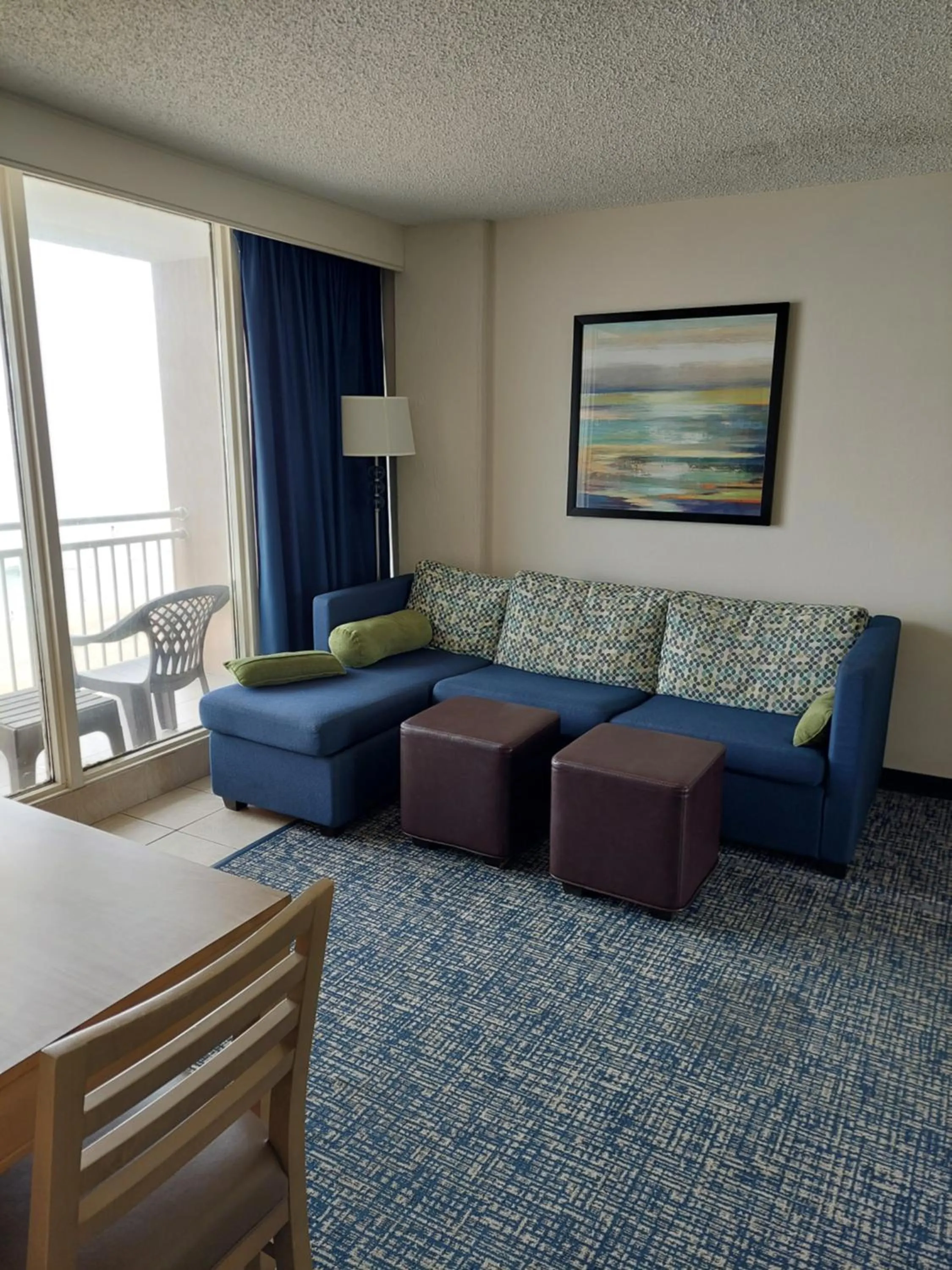 Seating area in Comfort Suites Beachfront