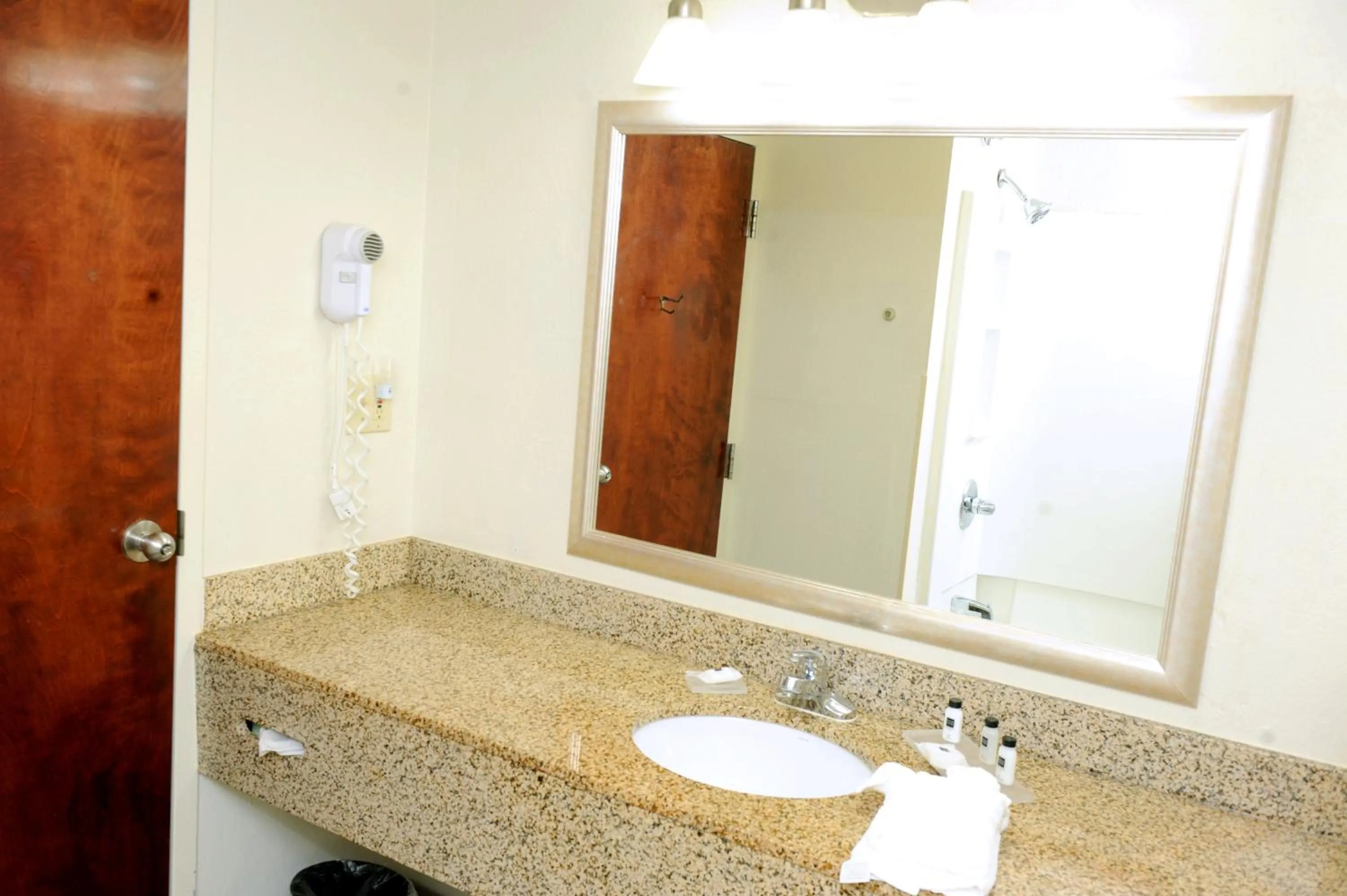 Bathroom in Country Inn & Suites by Radisson, Alpharetta, GA