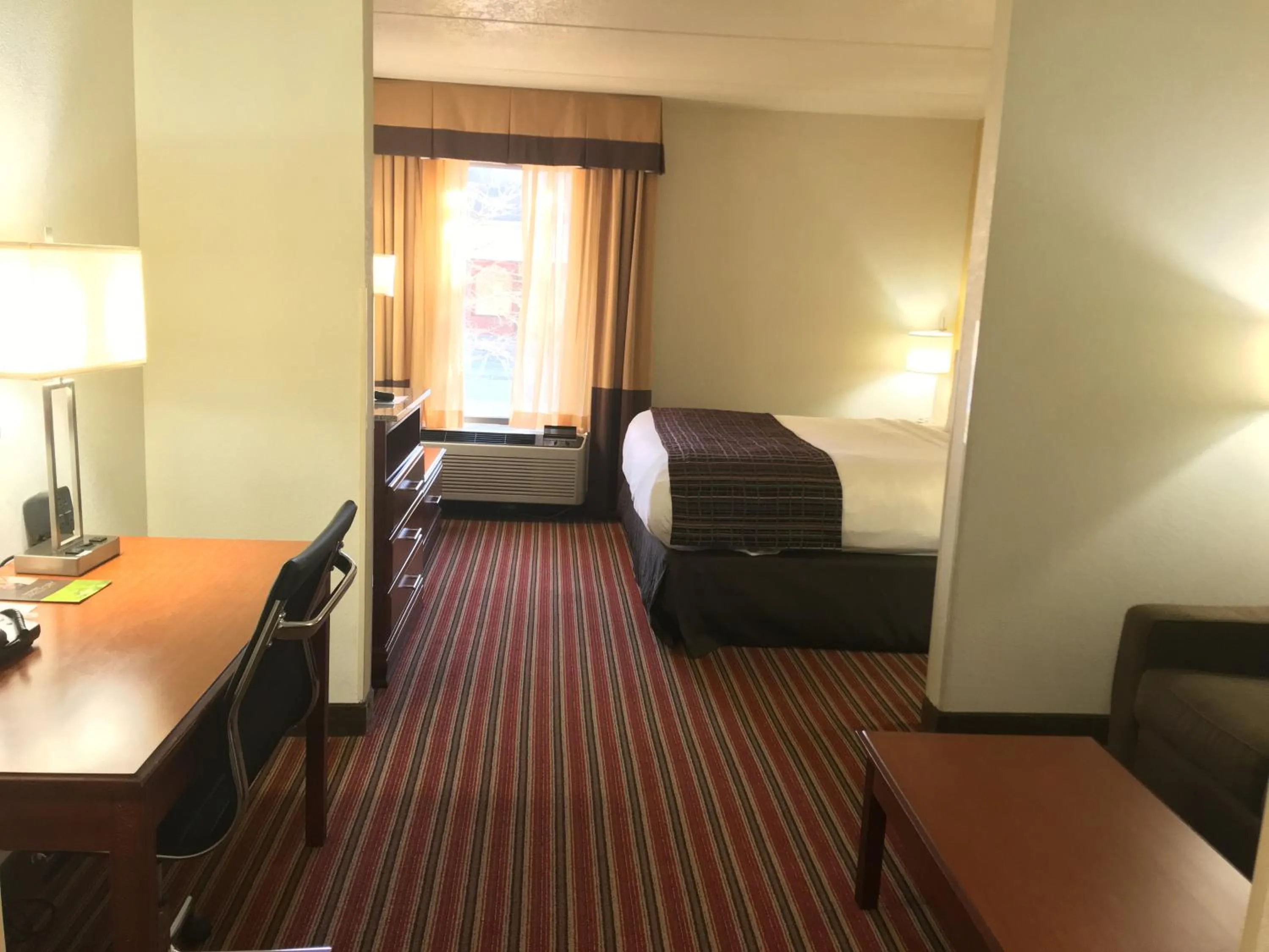 Photo of the whole room, Bed in Country Inn & Suites by Radisson, Alpharetta, GA