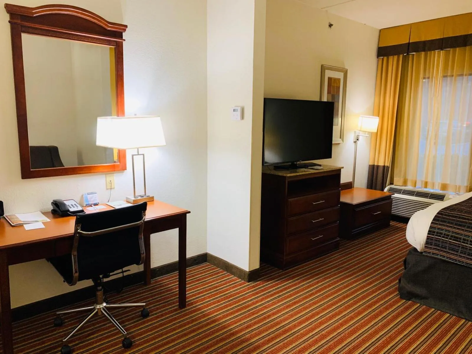 Living room, Bed in Country Inn & Suites by Radisson, Alpharetta, GA