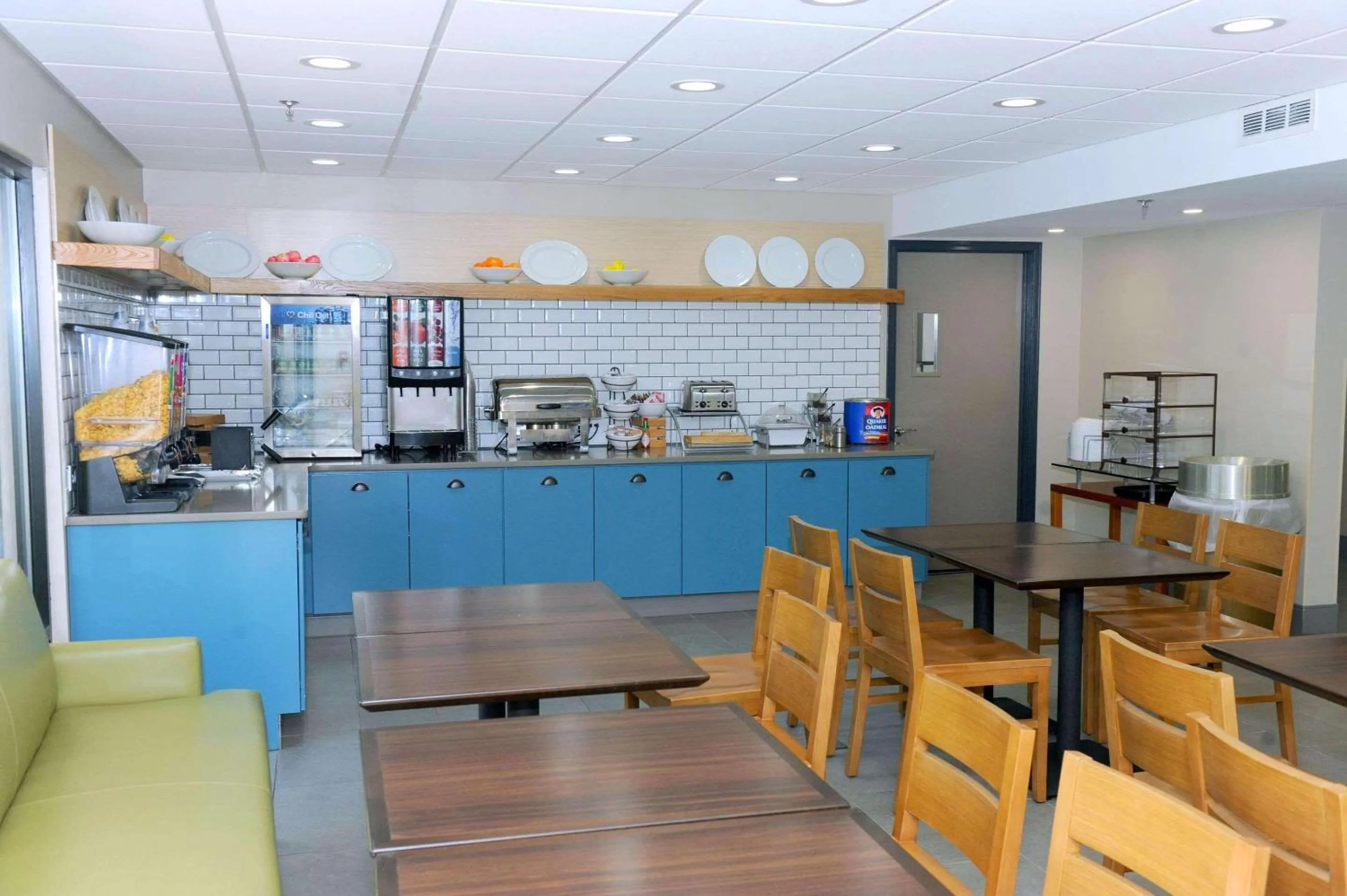 Breakfast in Country Inn & Suites by Radisson, Alpharetta, GA