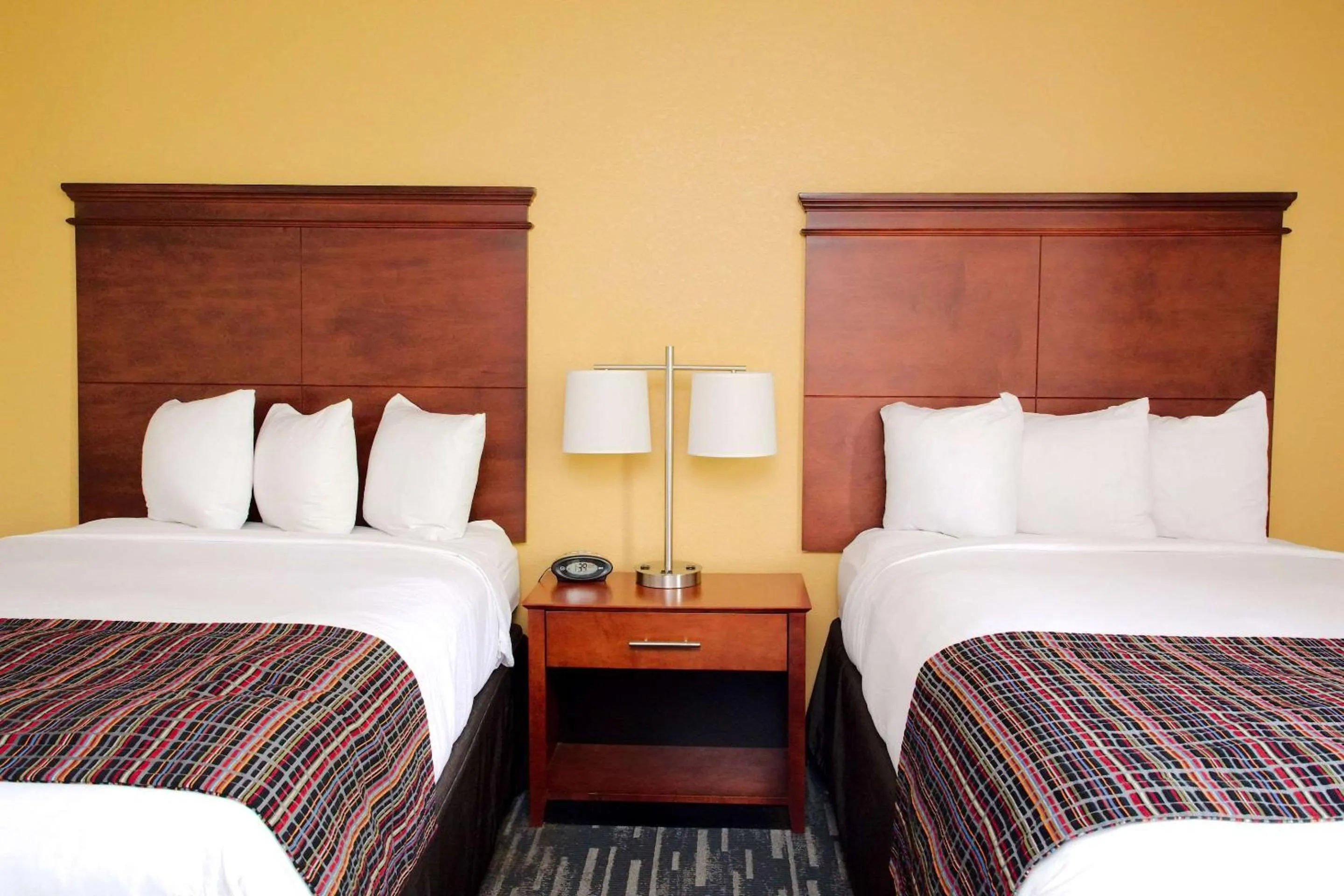 Bedroom, Bed in Country Inn & Suites by Radisson, Alpharetta, GA