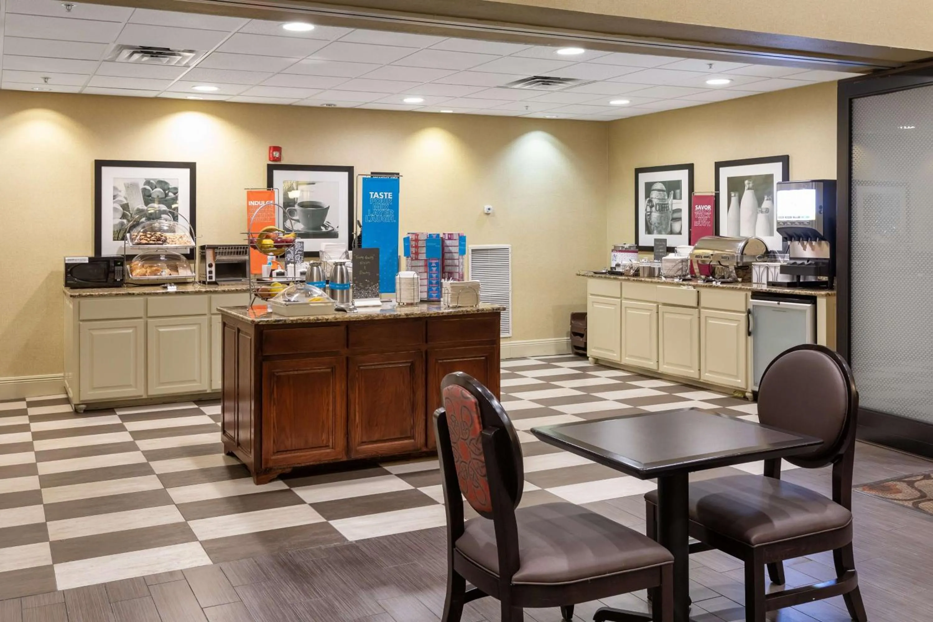 Dining area in Hampton Inn & Suites Baton Rouge - I-10 East