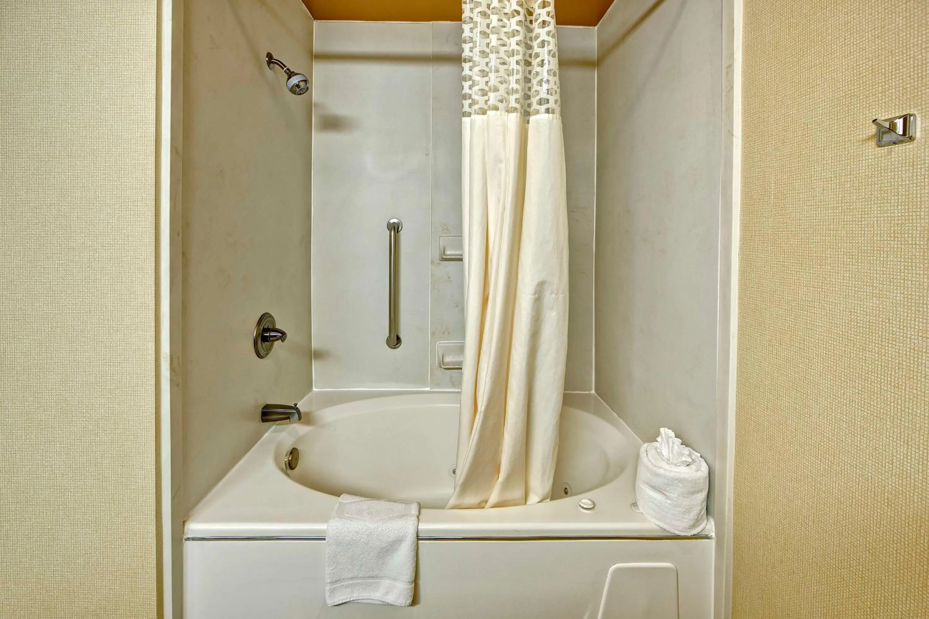 Bathroom in Hampton Inn Indianapolis-SW-Plainfield