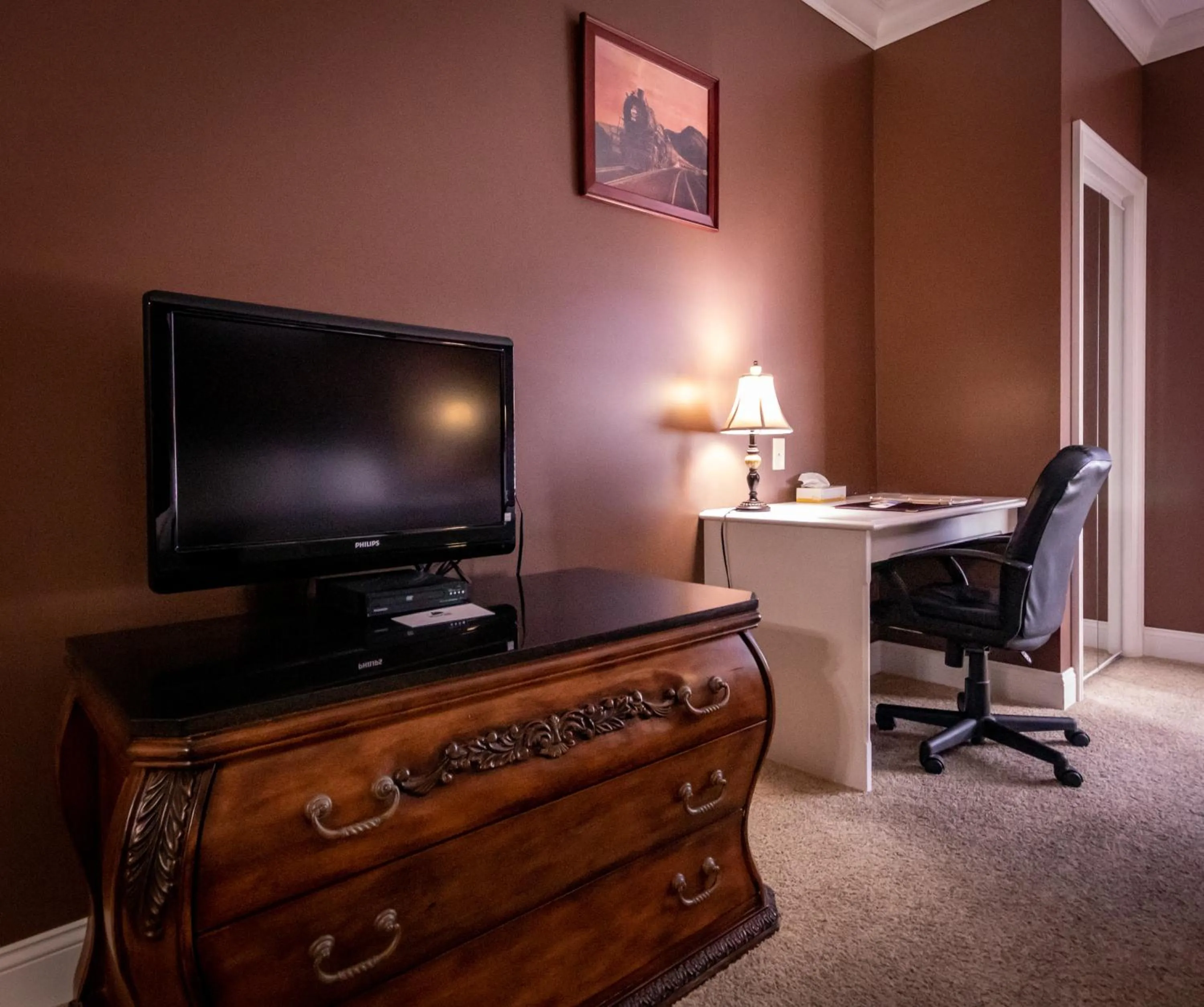 TV and multimedia in Depot Inn & Suites