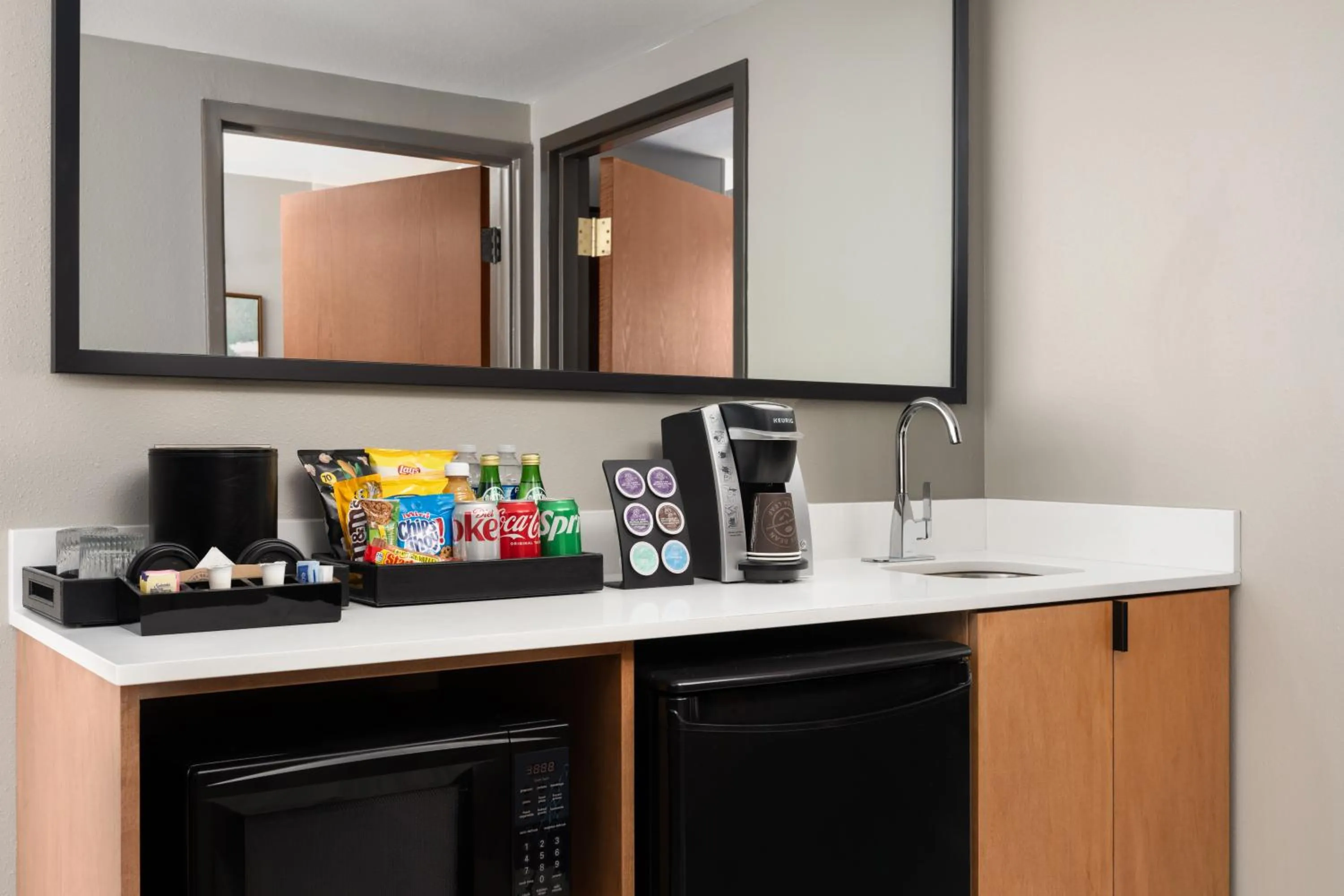 kitchen in Embassy Suites by Hilton at Hot Springs Convention Center