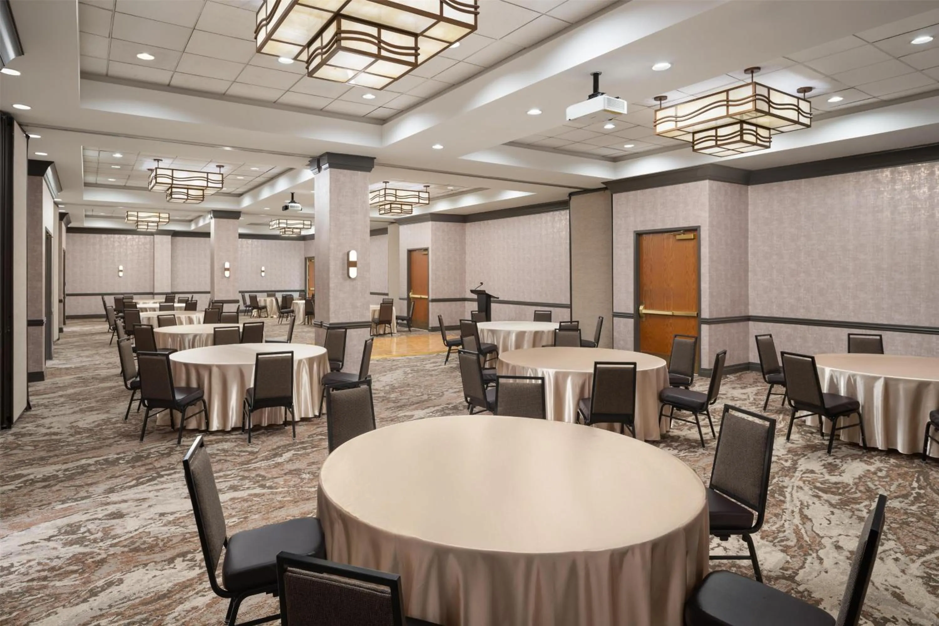 Meeting/conference room in Embassy Suites by Hilton at Hot Springs Convention Center