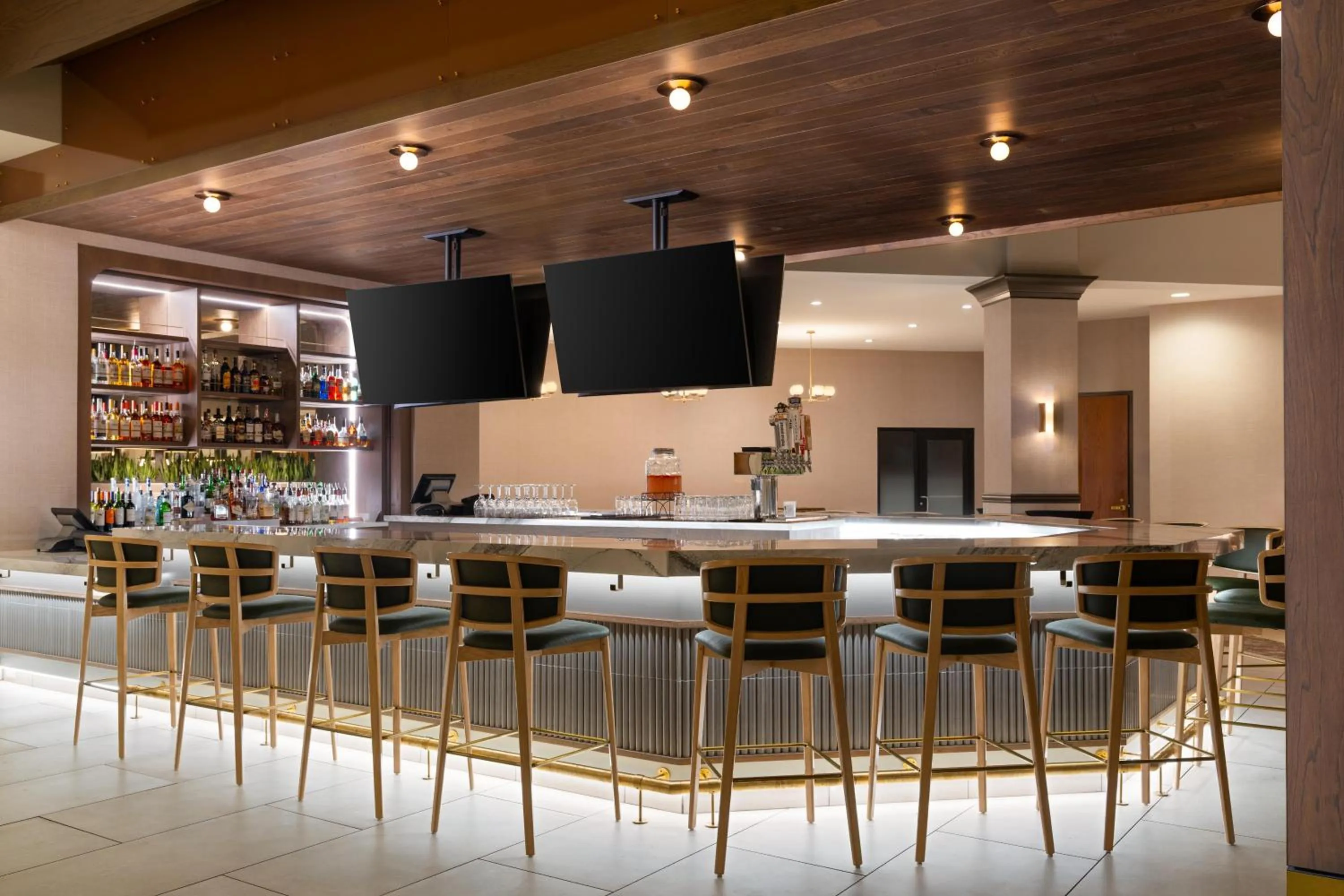 Lounge or bar in Embassy Suites by Hilton at Hot Springs Convention Center