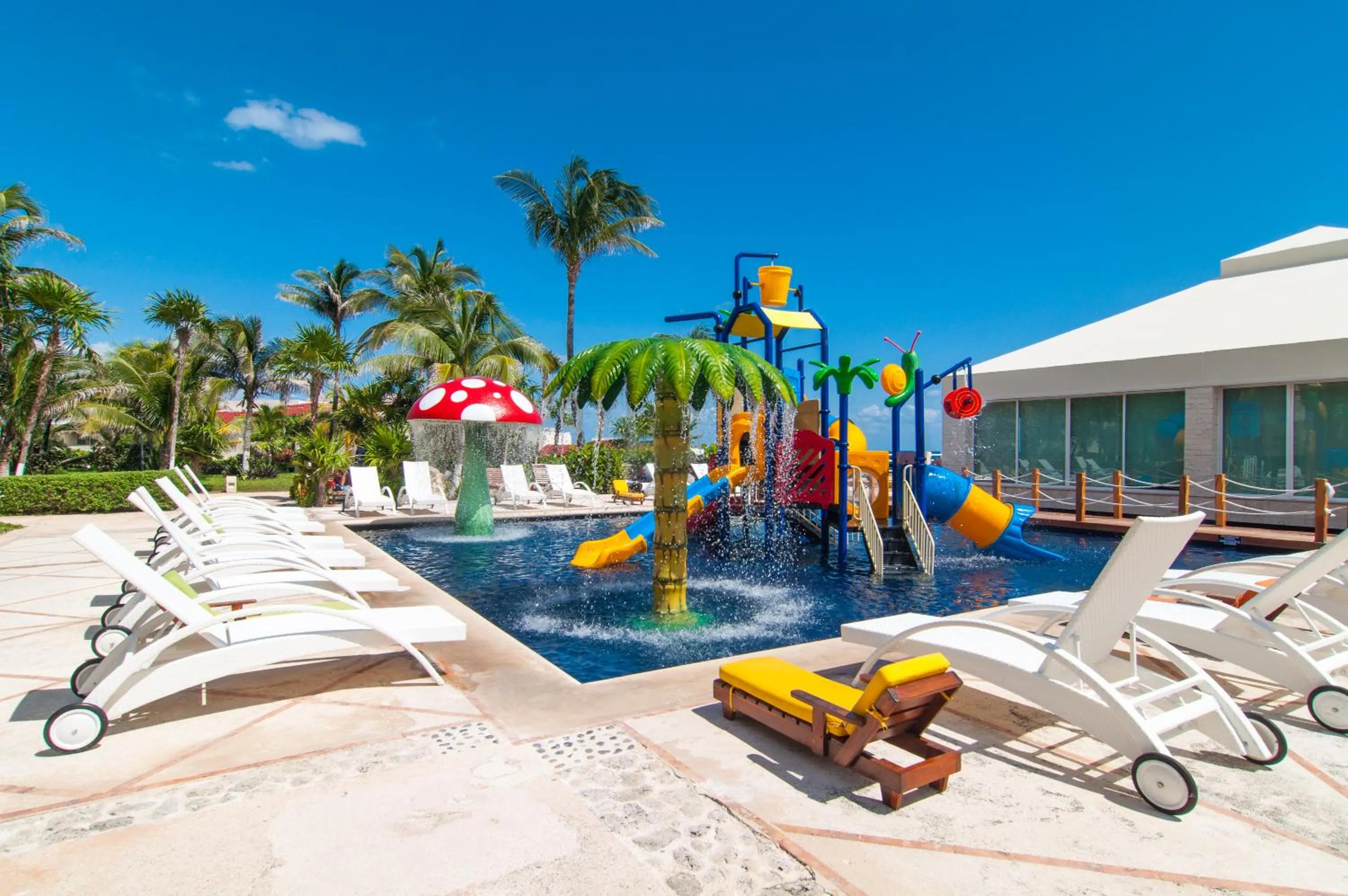 Swimming pool in Solymar Condo Beach Resort by Casago
