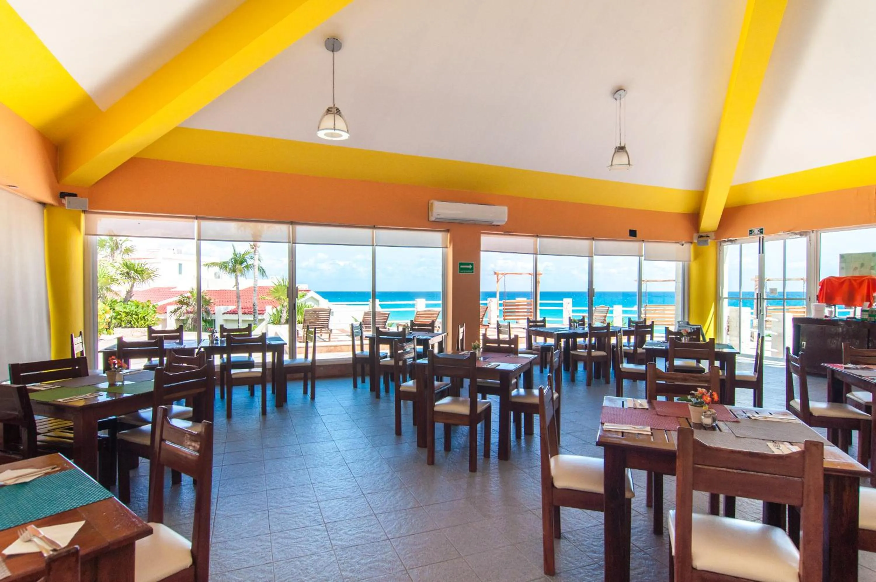 Restaurant/places to eat in Solymar Condo Beach Resort by Casago