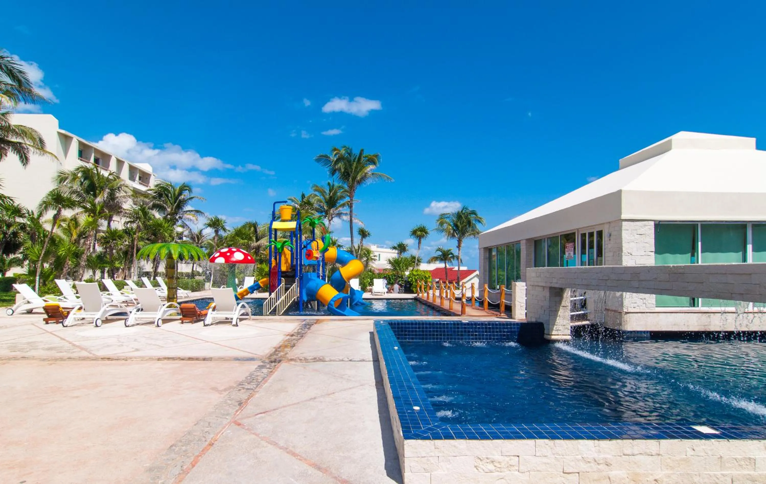 Swimming pool in Solymar Condo Beach Resort by Casago