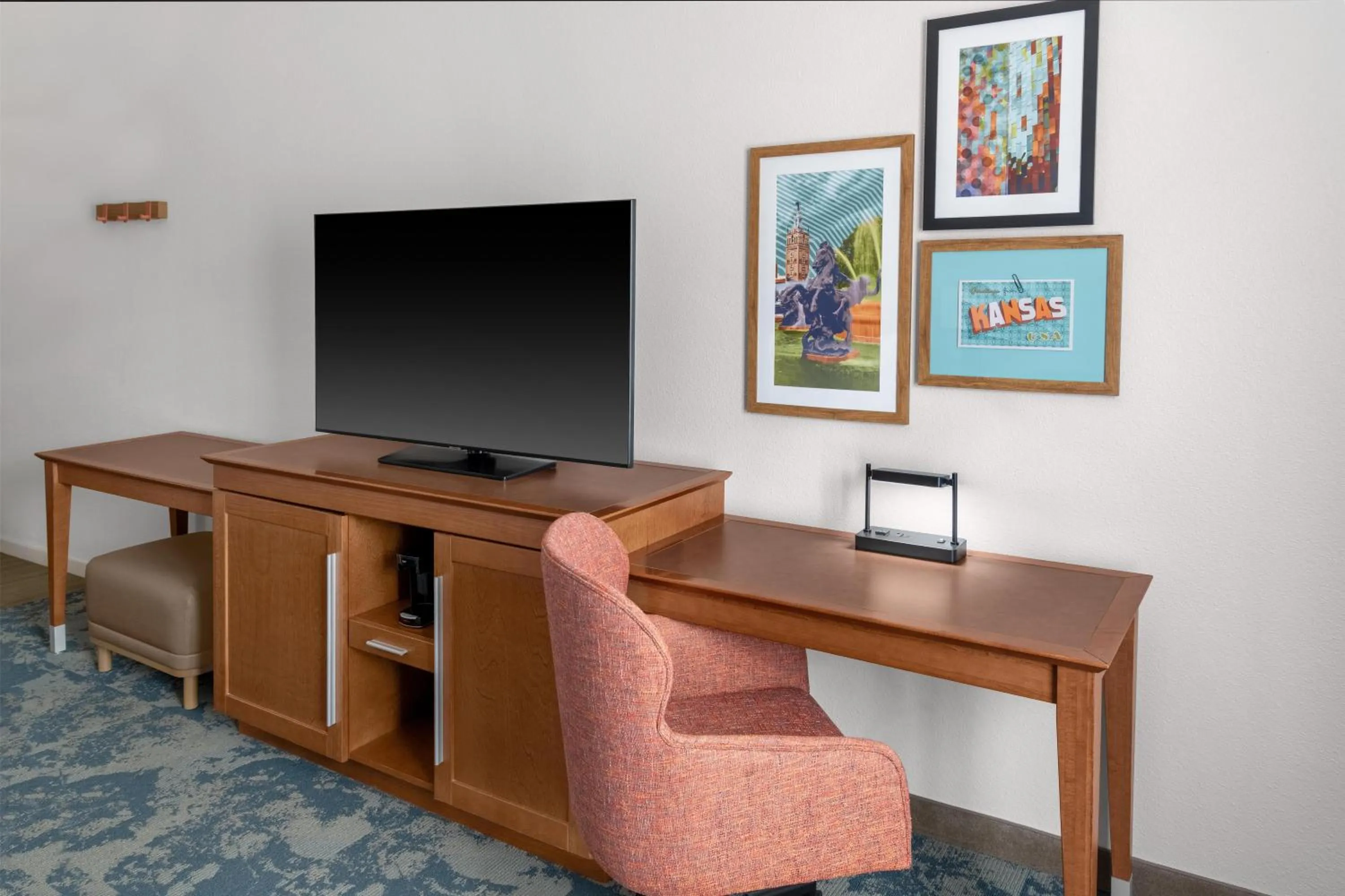 Bedroom in Hampton Inn Kansas City/Shawnee Mission