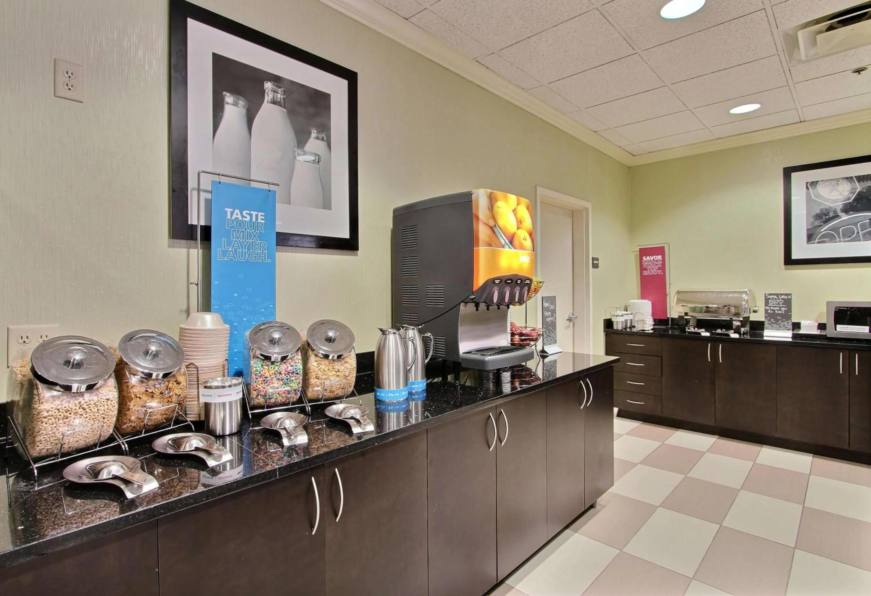 Dining area in Hampton Inn Savannah-I-95/Richmond Hill