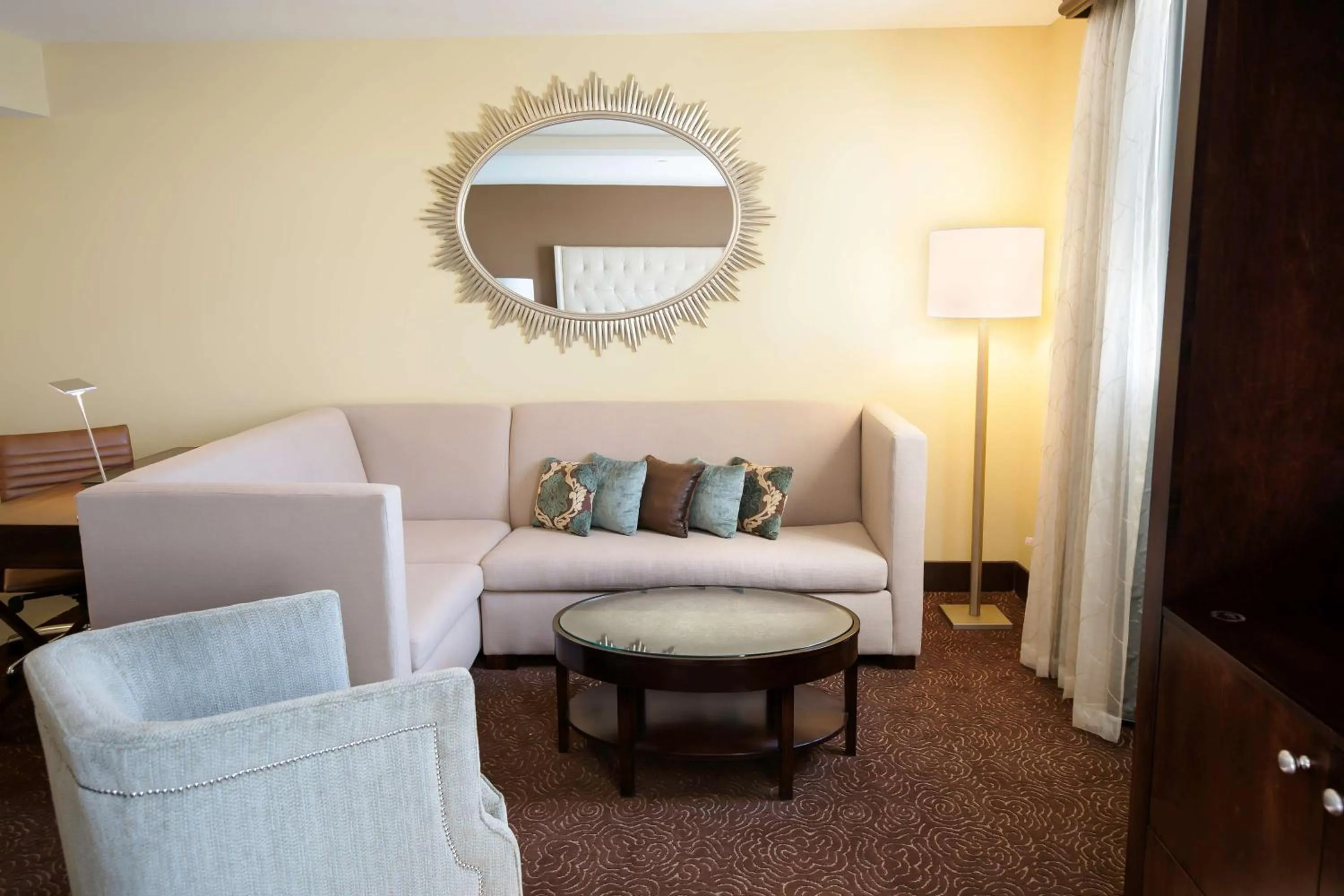 Living room in Hilton Baton Rouge Capitol Center