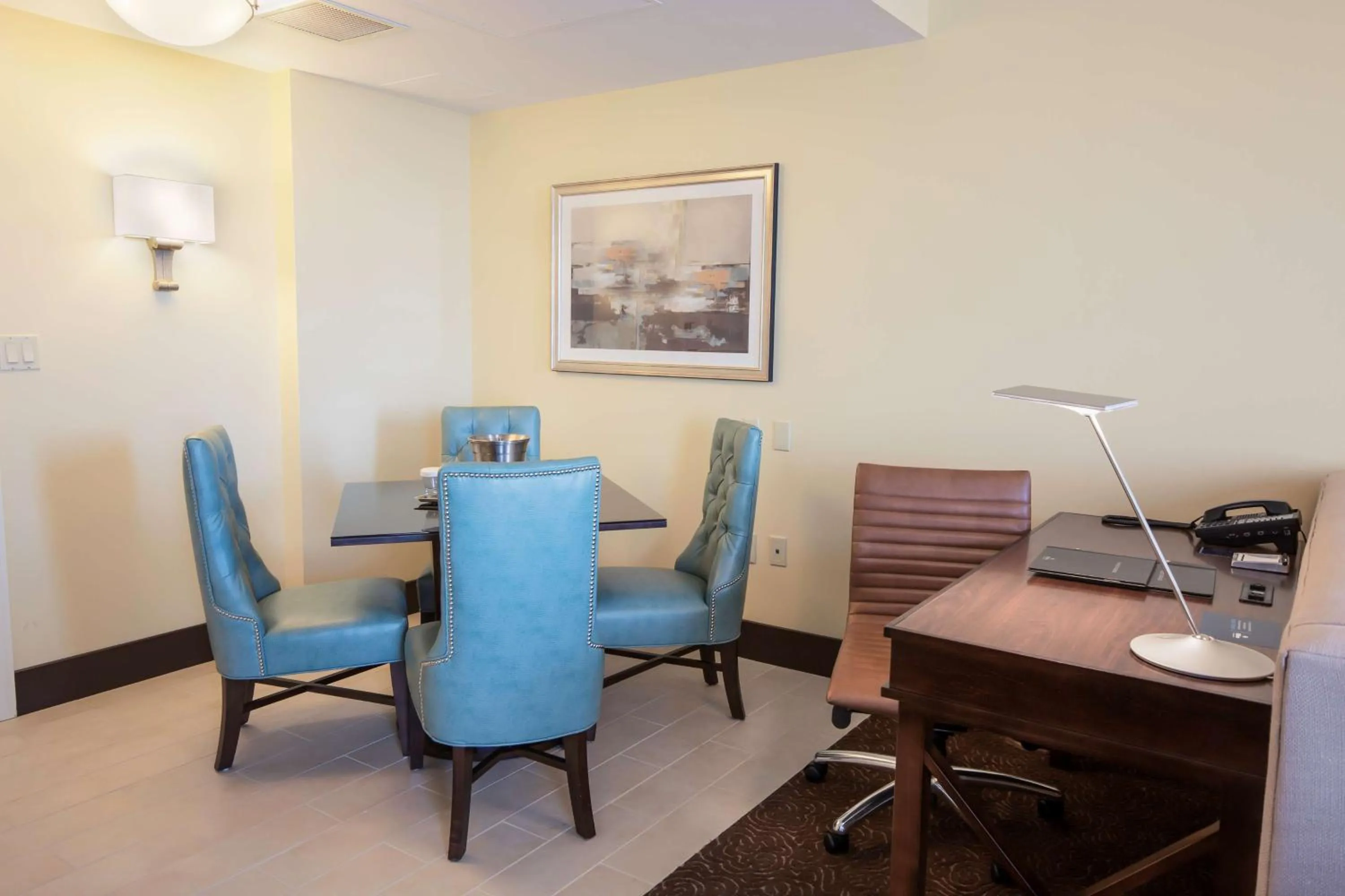 Dining area in Hilton Baton Rouge Capitol Center