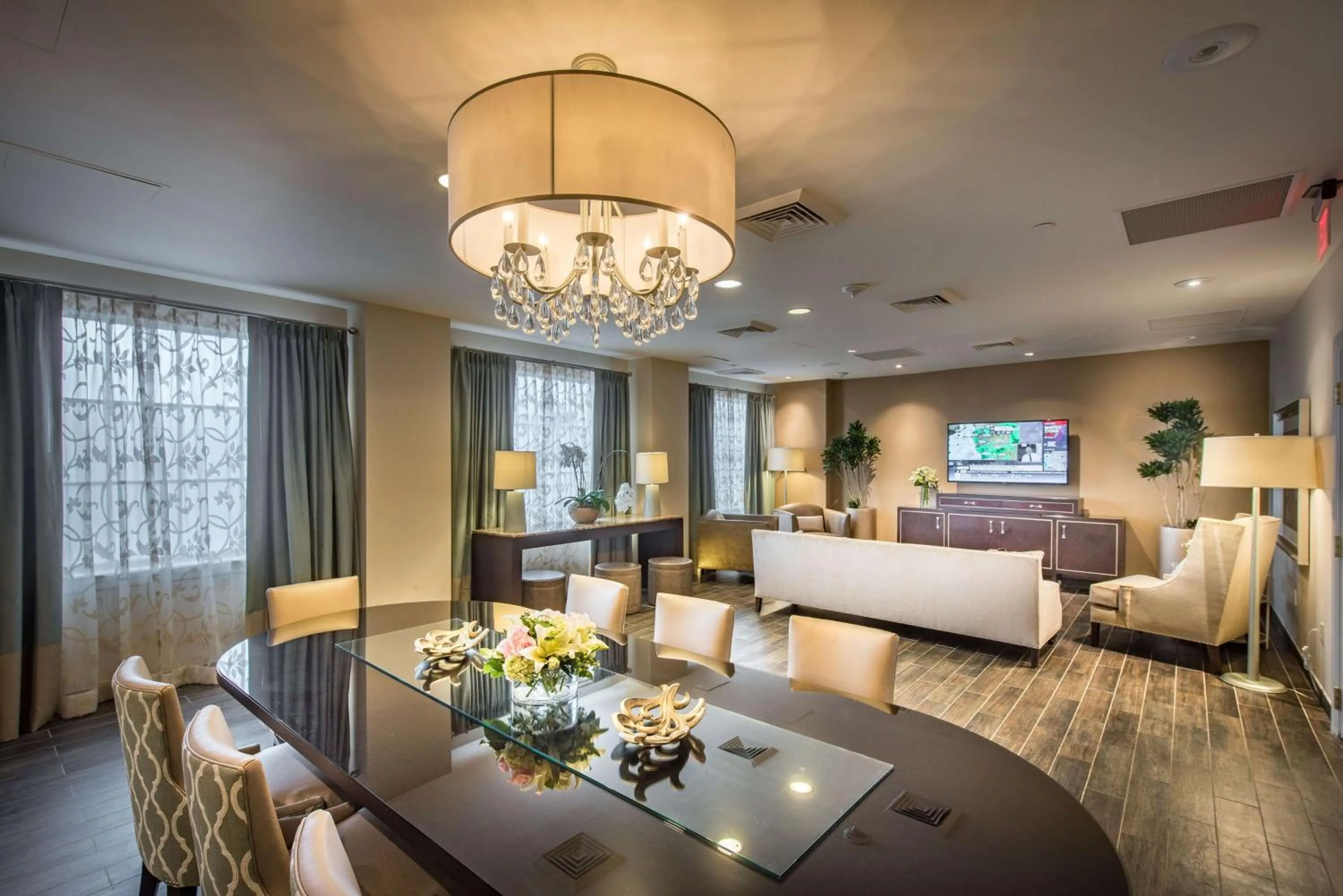 Living room, Bed in Hilton Baton Rouge Capitol Center