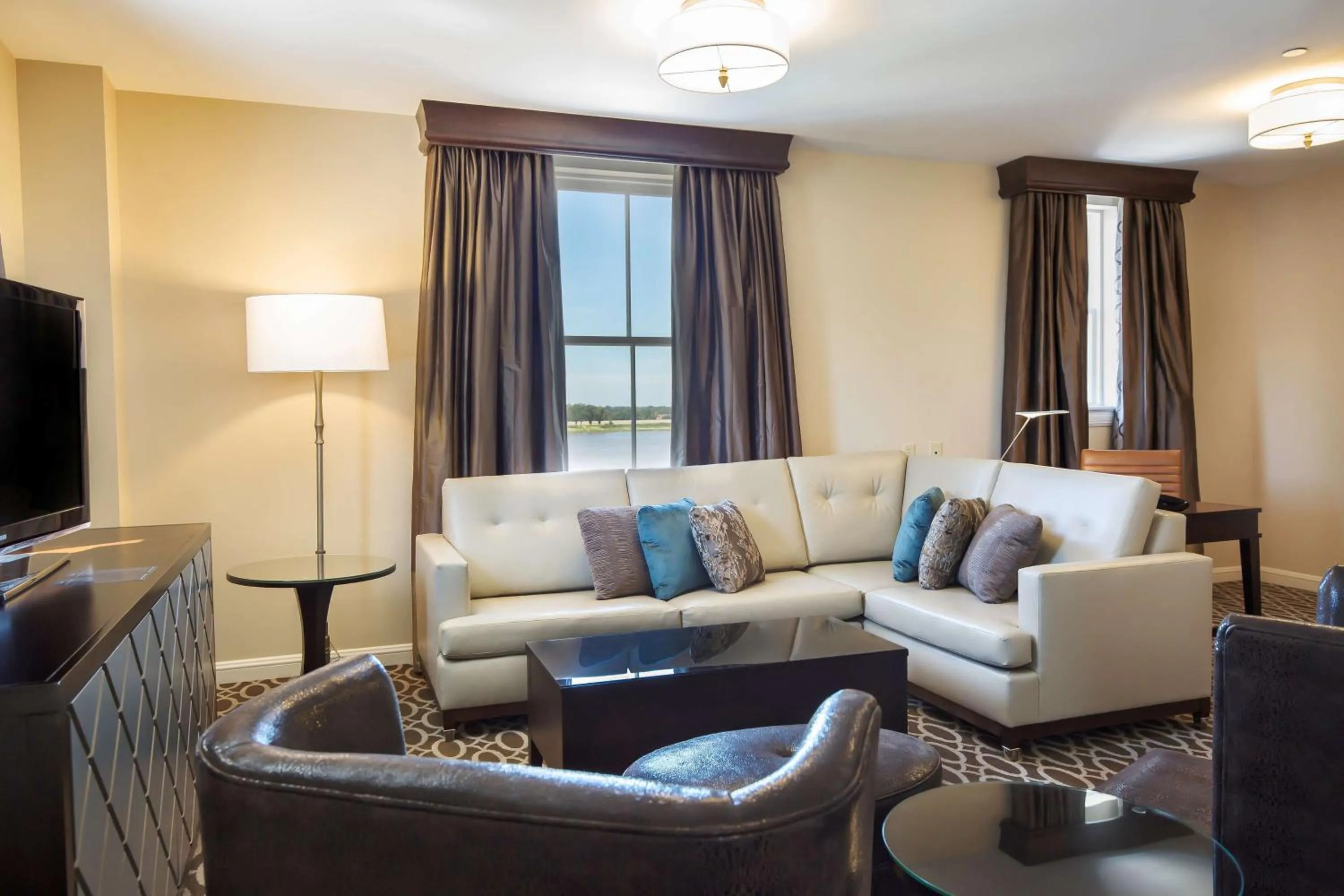 Living room in Hilton Baton Rouge Capitol Center