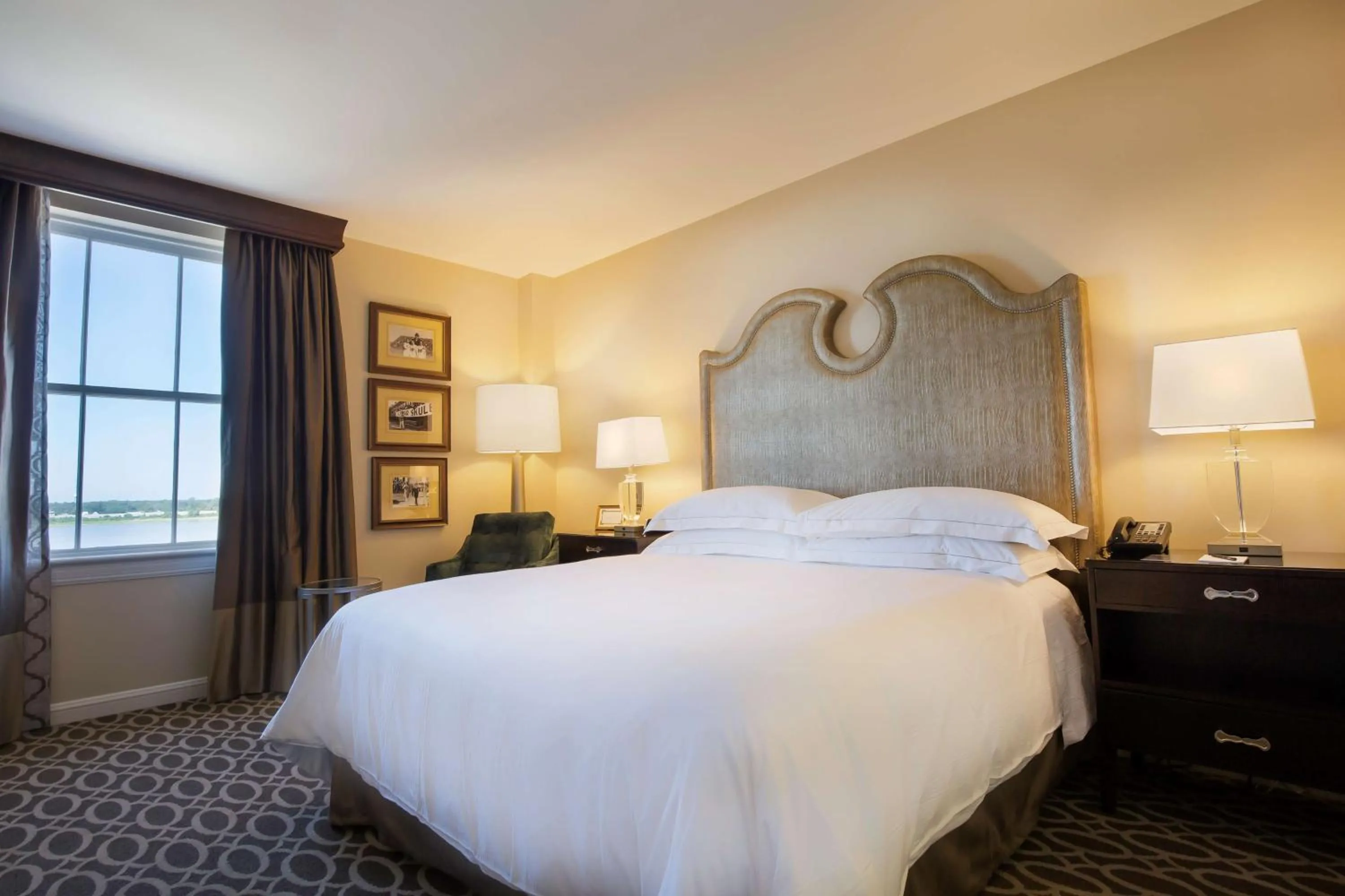 Bed in Hilton Baton Rouge Capitol Center