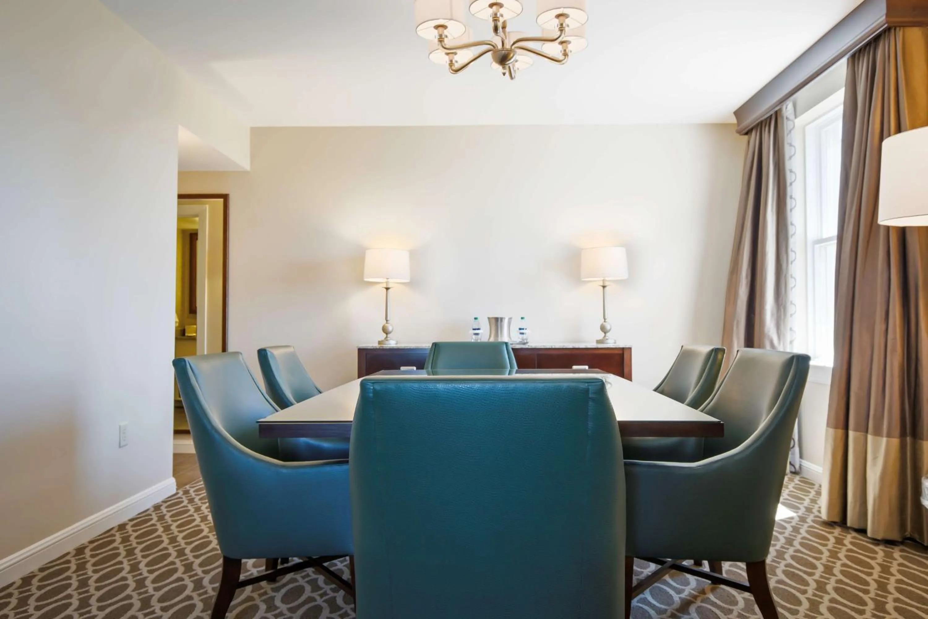 Living room in Hilton Baton Rouge Capitol Center