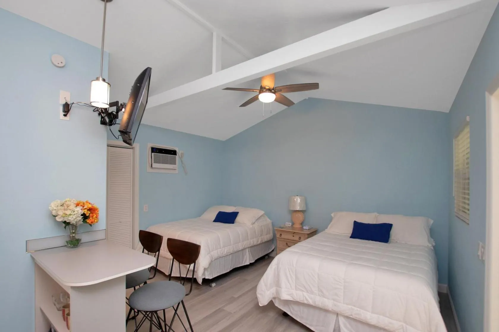 Bed in Sunset Cove Beach Resort