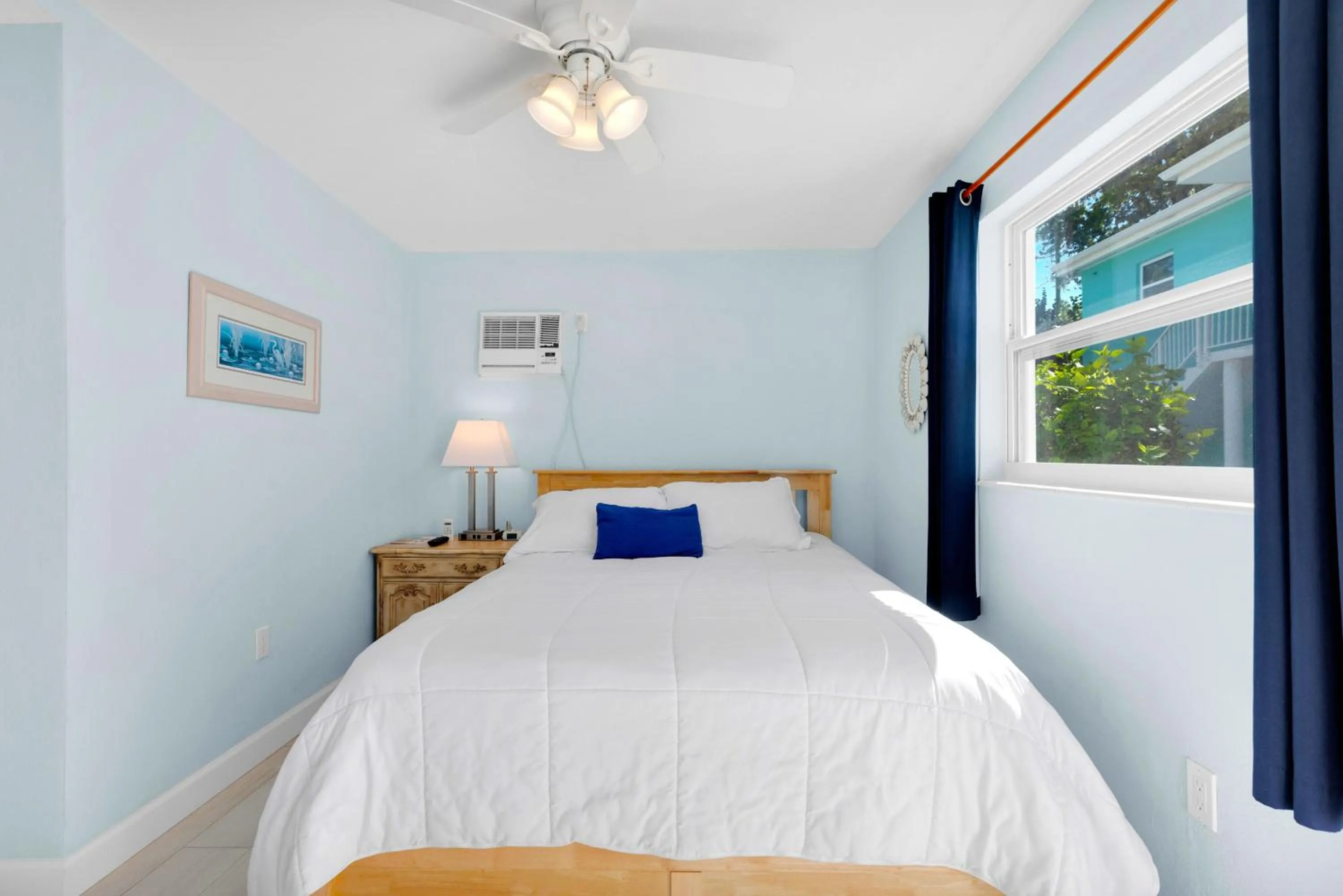 Bed in Sunset Cove Beach Resort