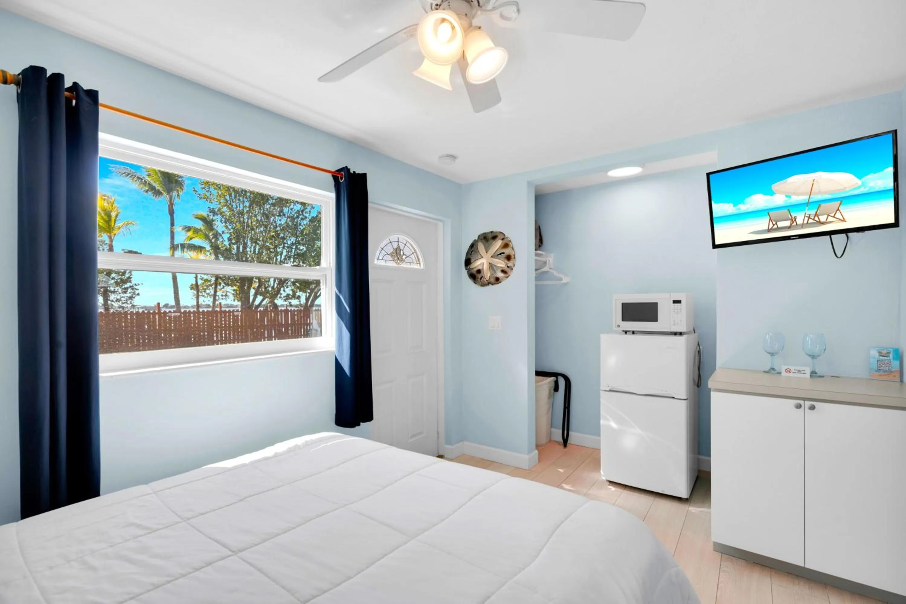 Bed in Sunset Cove Beach Resort