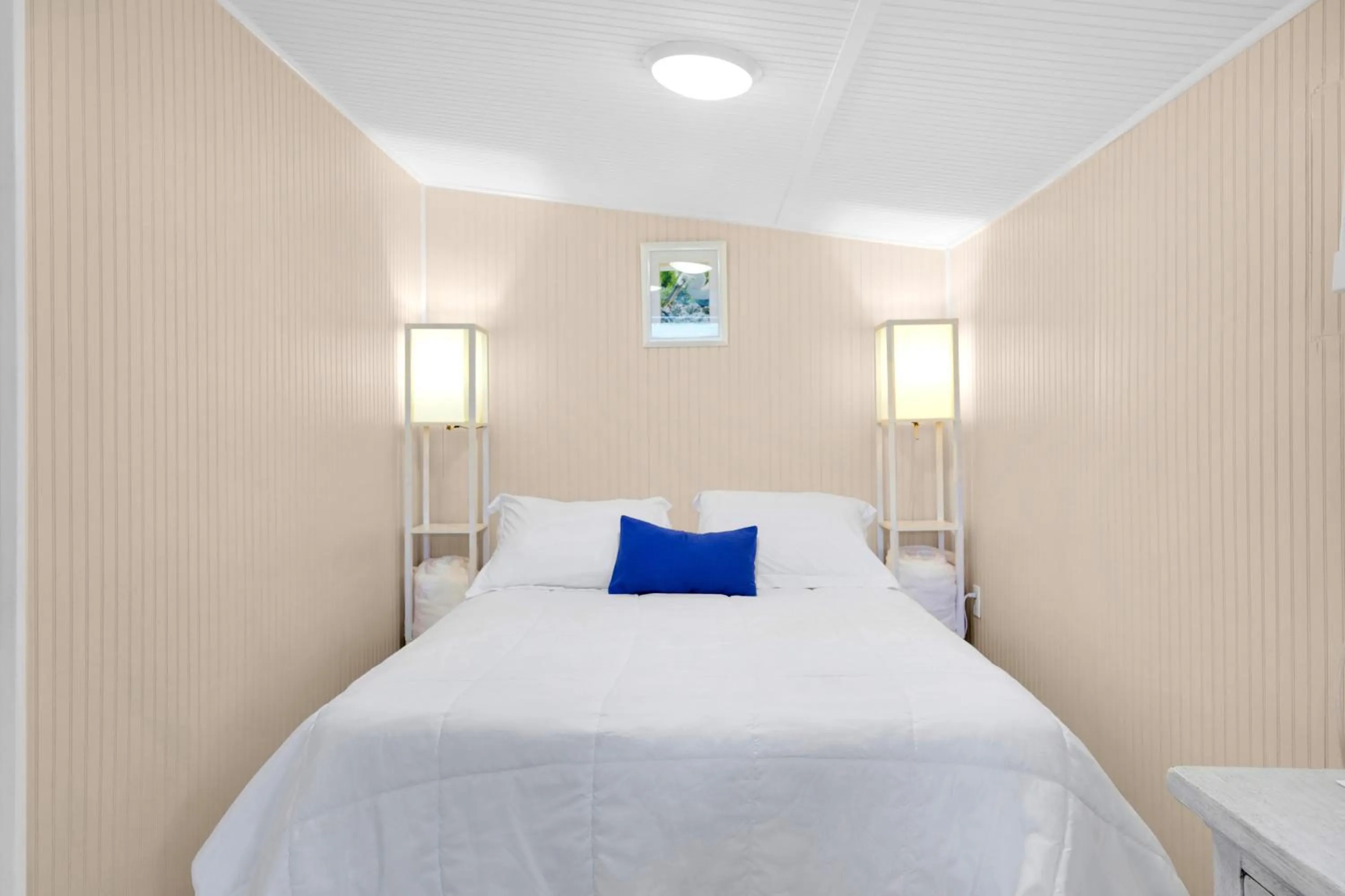 Bed in Sunset Cove Beach Resort