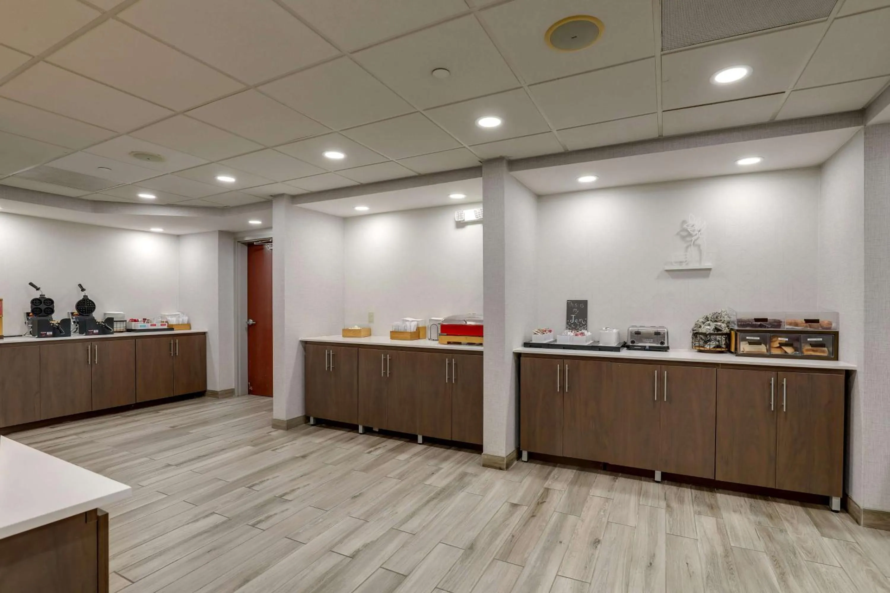 Breakfast in Hampton Inn & Suites St. Louis - Edwardsville