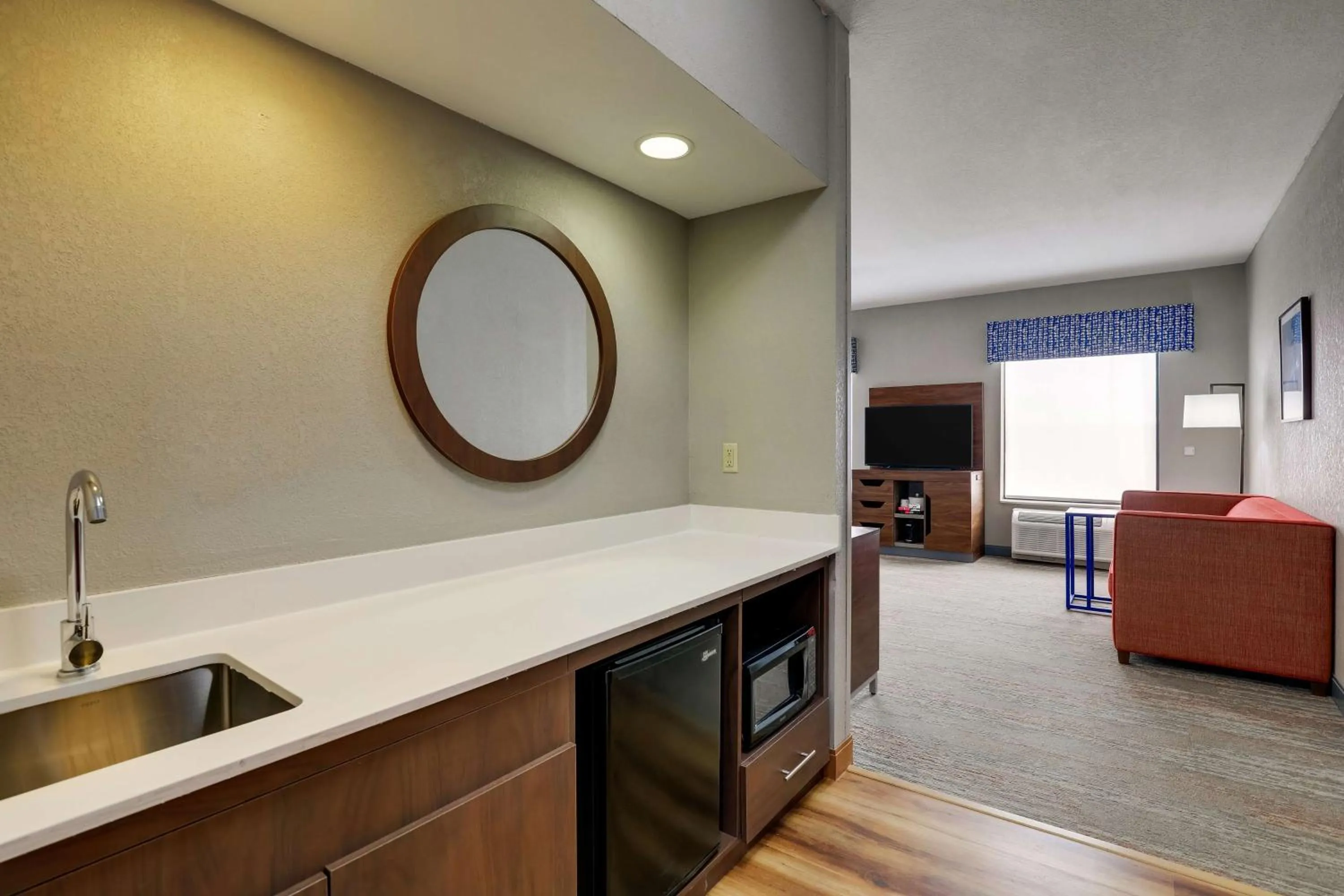 Photo of the whole room in Hampton Inn & Suites St. Louis - Edwardsville