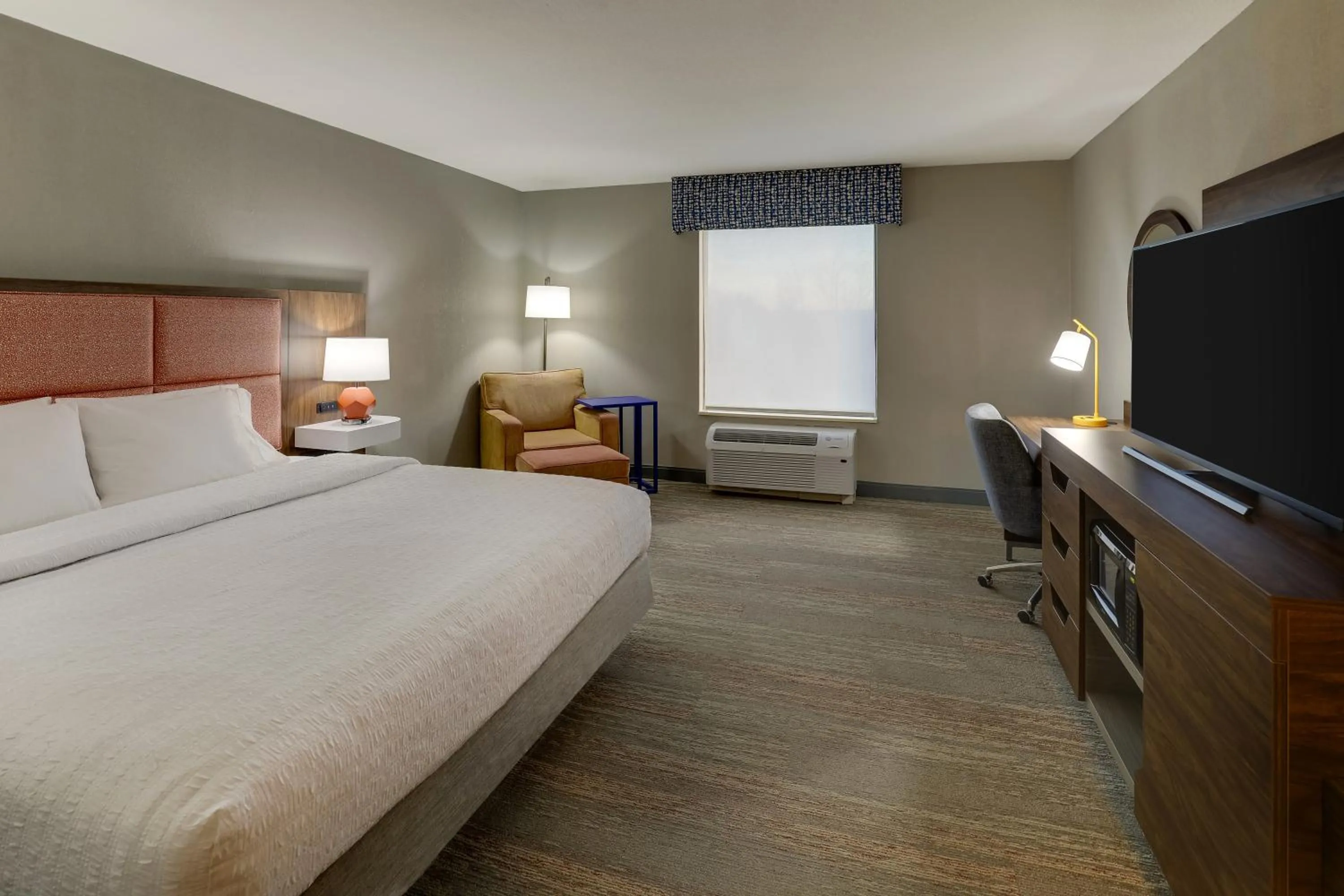 Bed in Hampton Inn & Suites St. Louis - Edwardsville