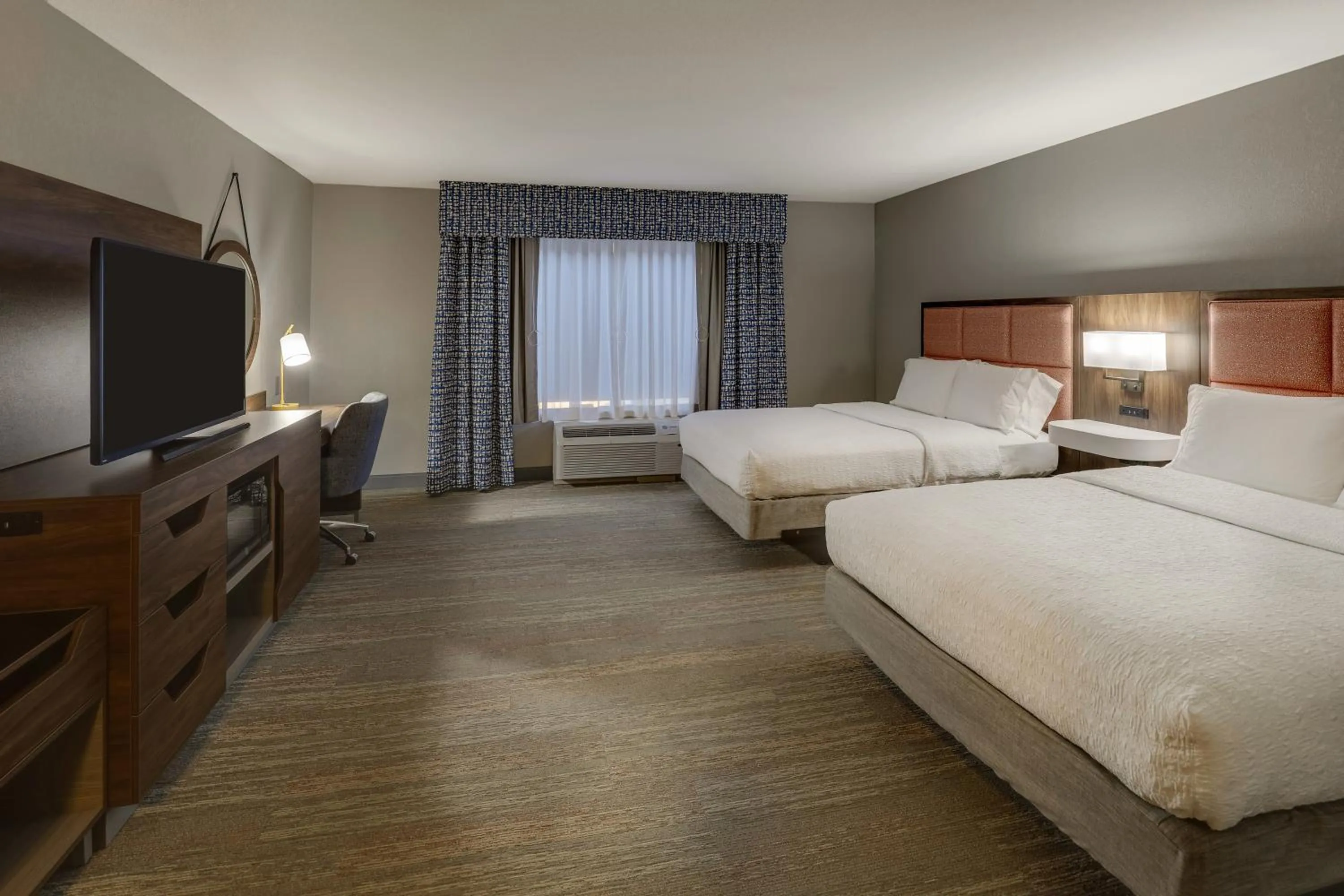 Bed in Hampton Inn & Suites St. Louis - Edwardsville