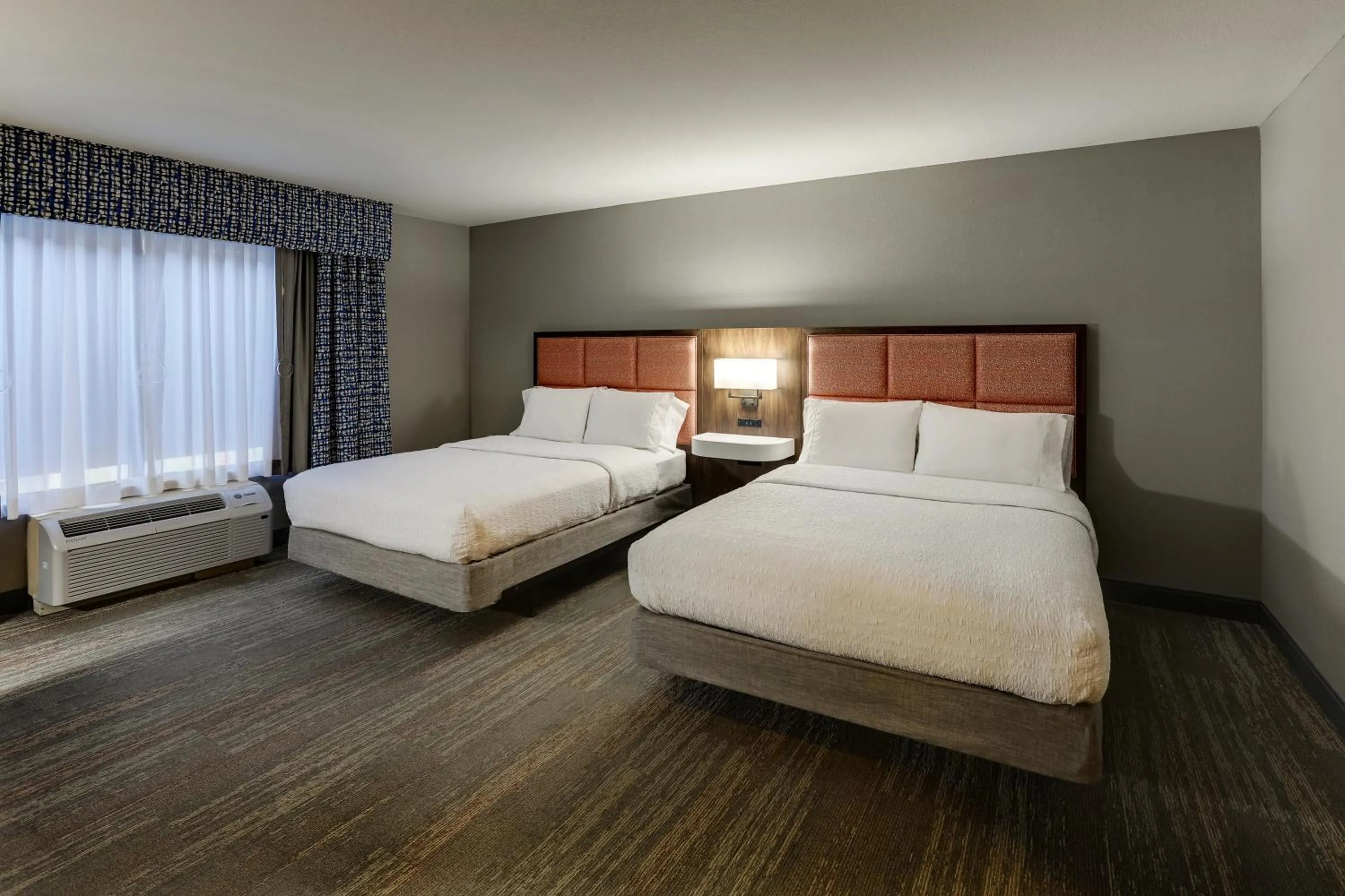 Bed in Hampton Inn & Suites St. Louis - Edwardsville