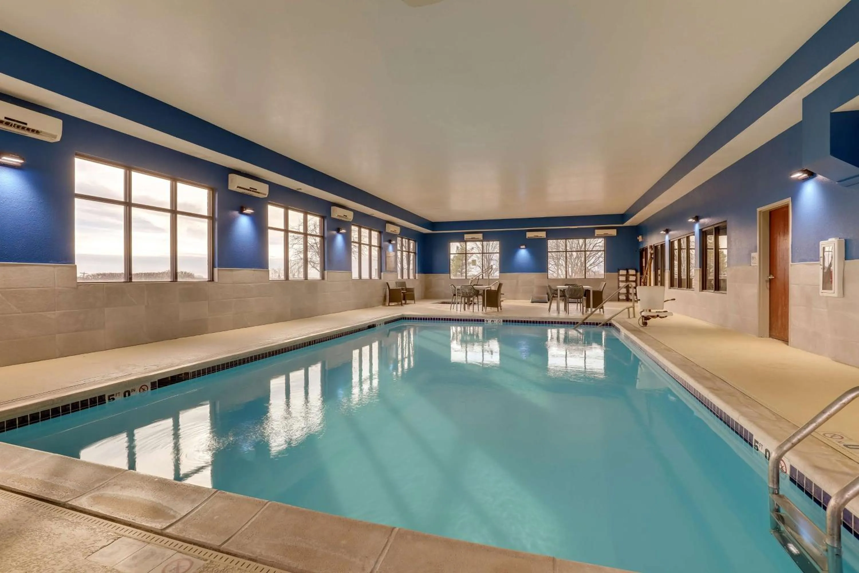 Pool view in Hampton Inn & Suites St. Louis - Edwardsville