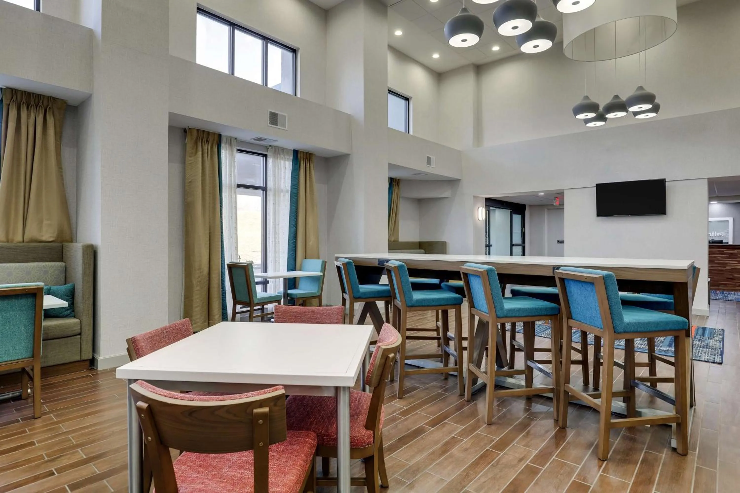 Breakfast in Hampton Inn & Suites St. Louis - Edwardsville