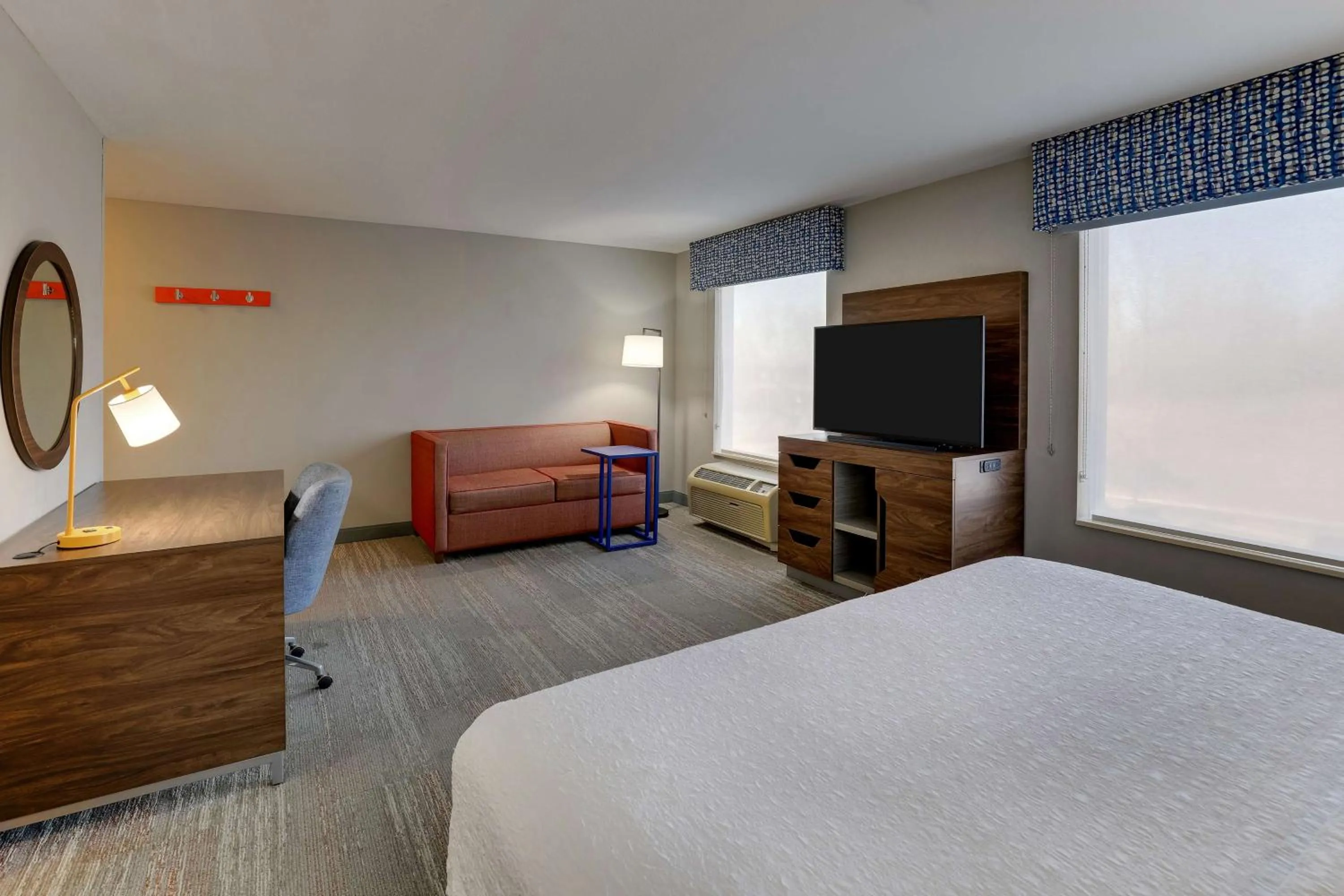 Living room, Bed in Hampton Inn & Suites St. Louis - Edwardsville