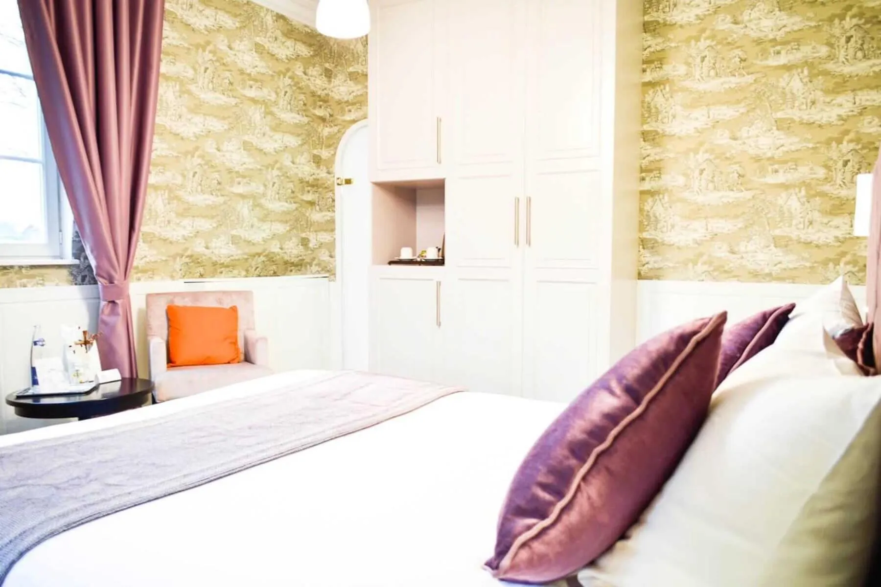 Bedroom, Bed in Les Jardins d'Epicure