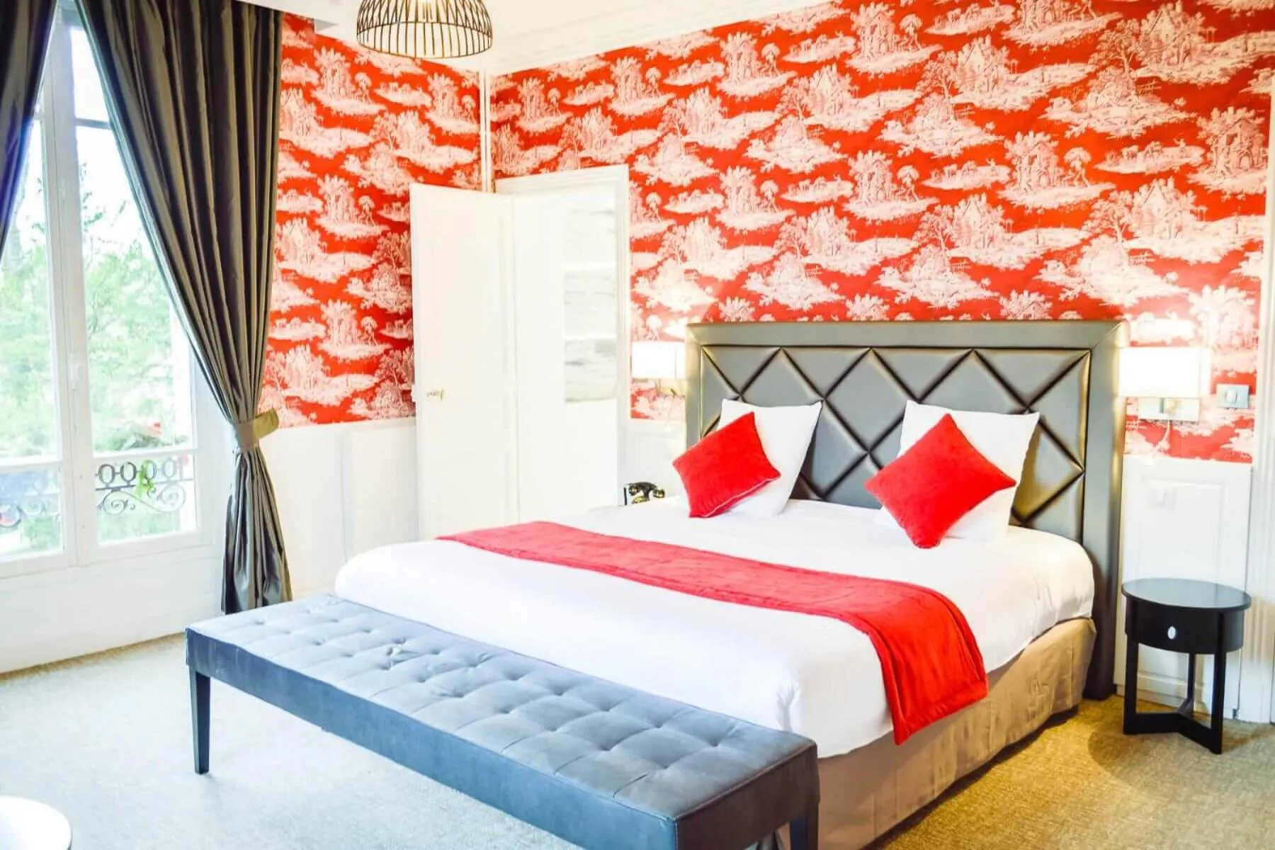 Photo of the whole room, Bed in Les Jardins d'Epicure