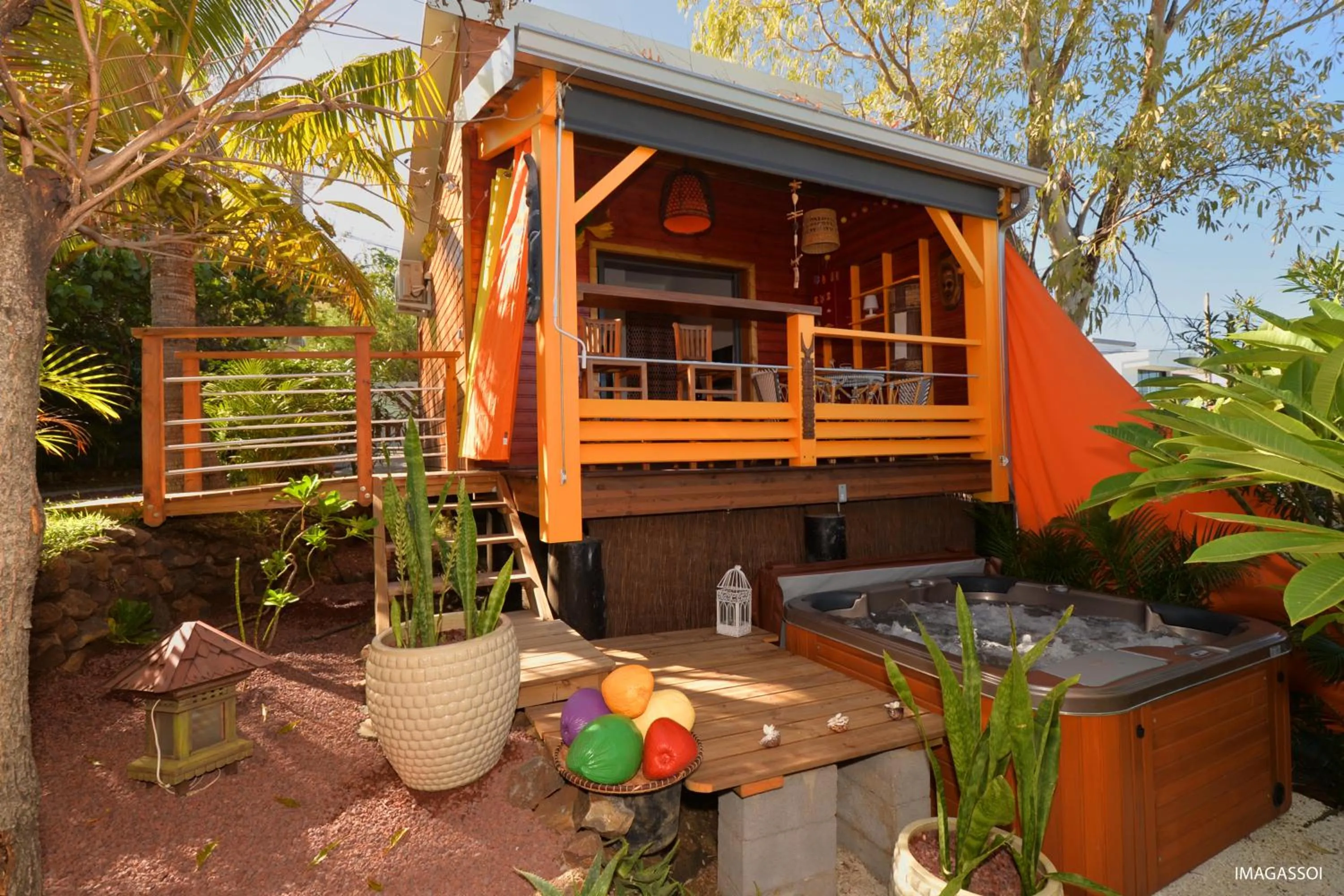 Property building in Poz Lagon - chambre d'hôtes - Bungalow pour 2 personnes - Jacuzzi privatif - petit déjeuner - Vue sur le lagon