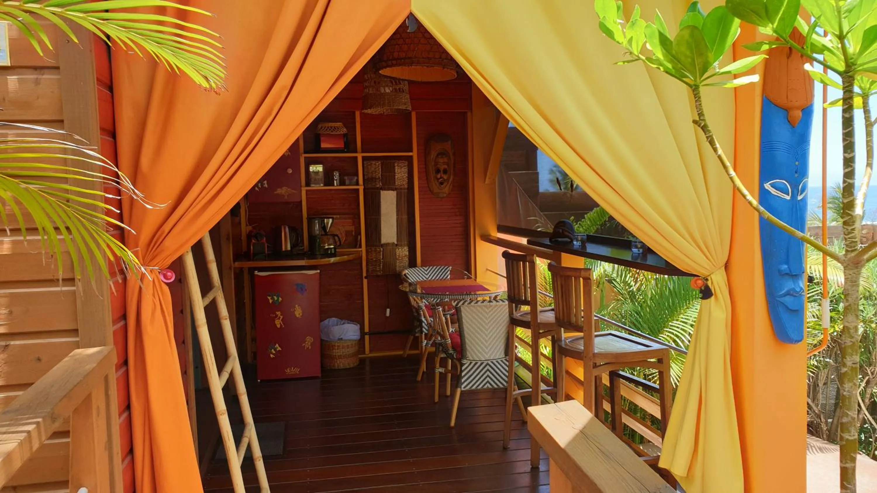 Balcony/Terrace in Poz Lagon - chambre d'hôtes - Bungalow pour 2 personnes - Jacuzzi privatif - petit déjeuner - Vue sur le lagon