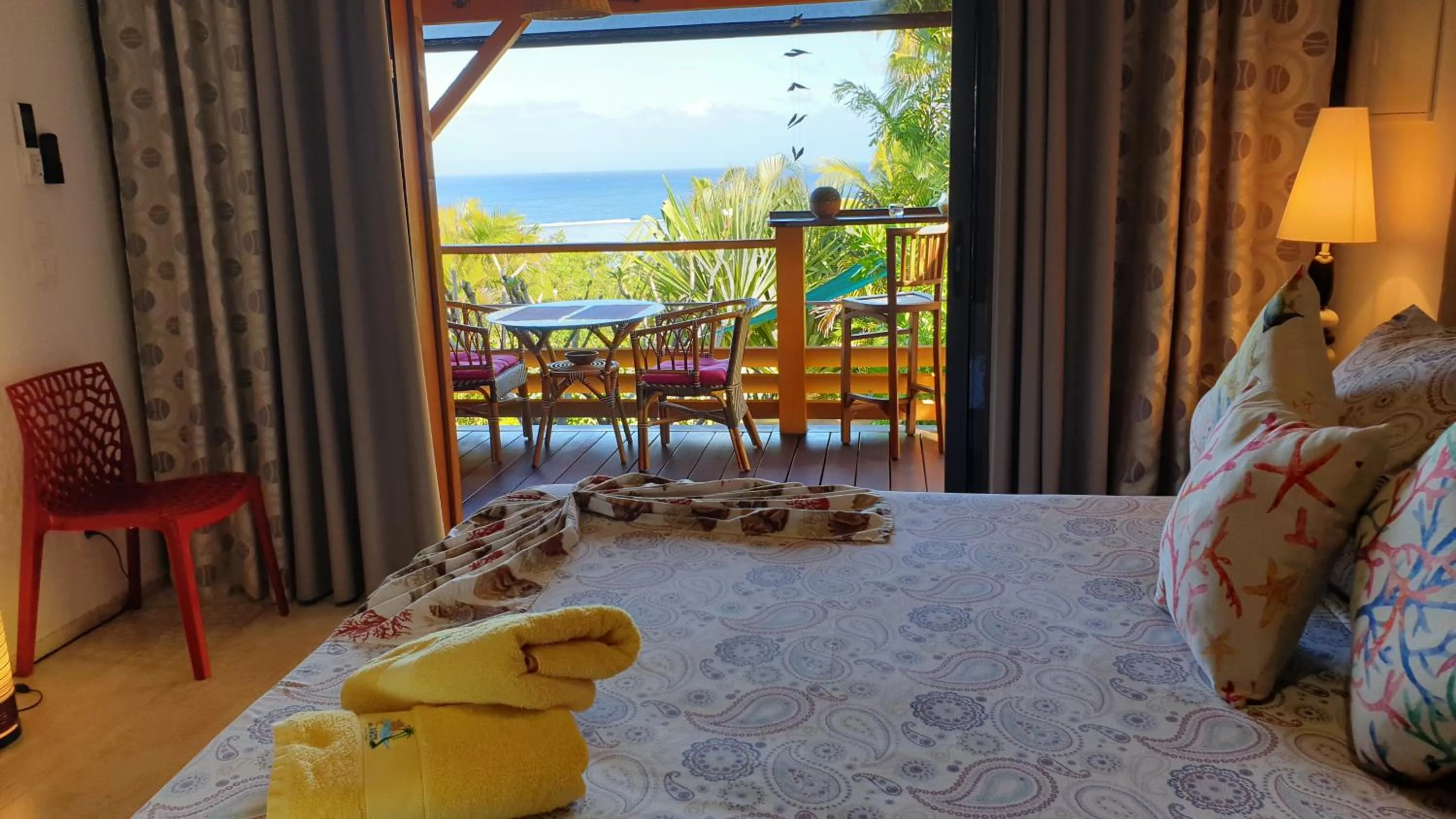 Hot Tub, Bed in Poz Lagon - chambre d'hôtes - Bungalow pour 2 personnes - Jacuzzi privatif - petit déjeuner - Vue sur le lagon