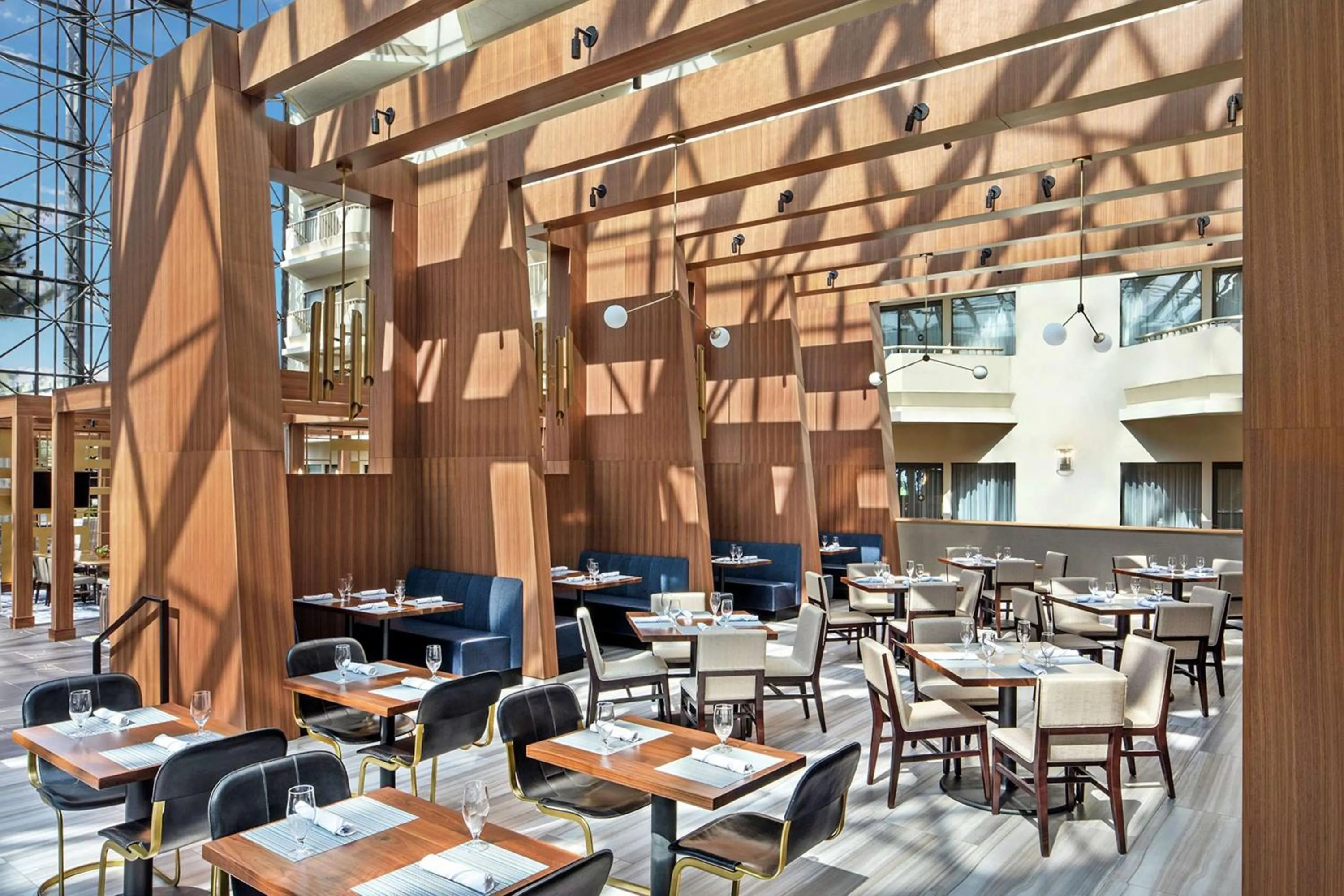 Restaurant/places to eat in DoubleTree by Hilton Hotel Newark Airport