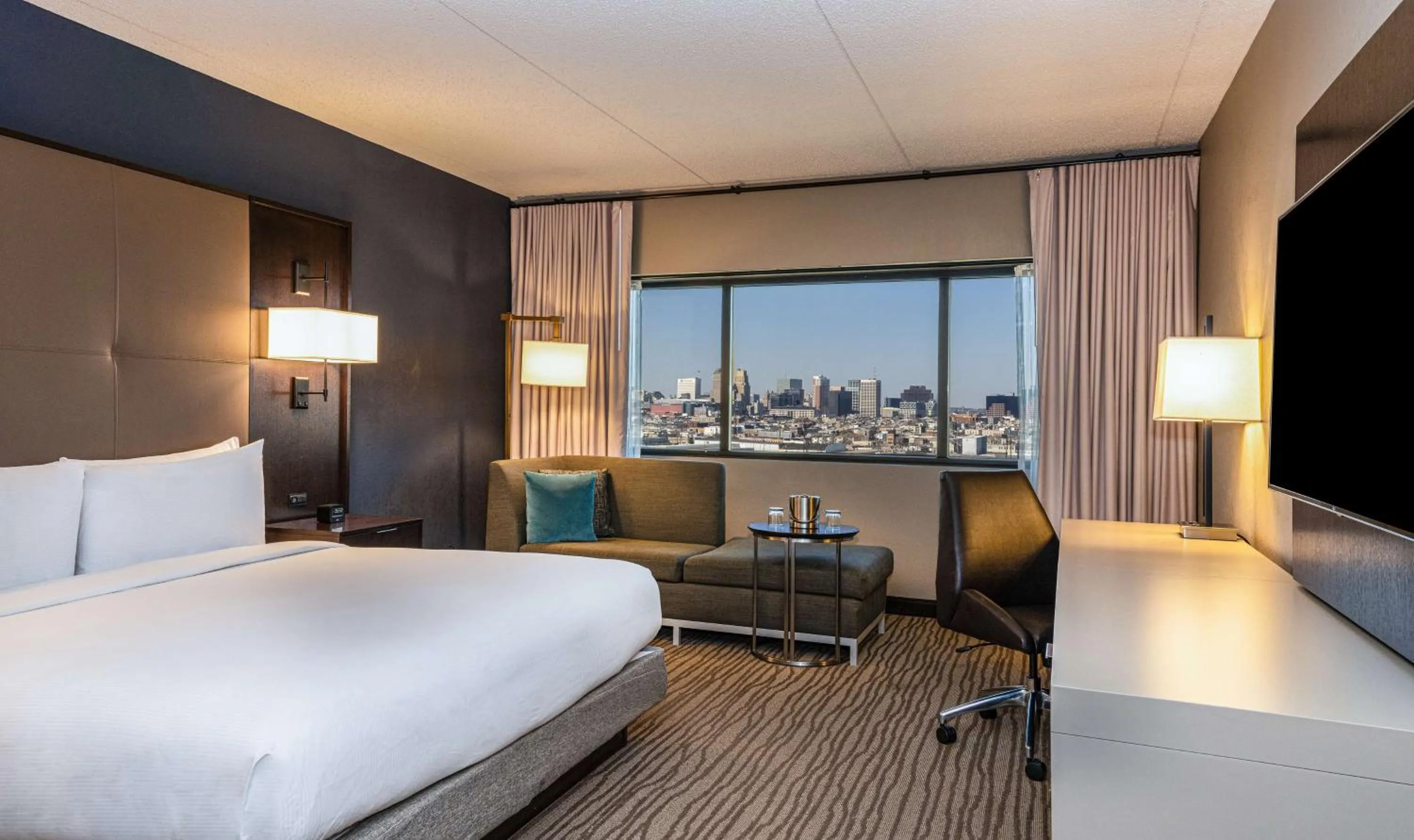 Bedroom, Bed in DoubleTree by Hilton Hotel Newark Airport