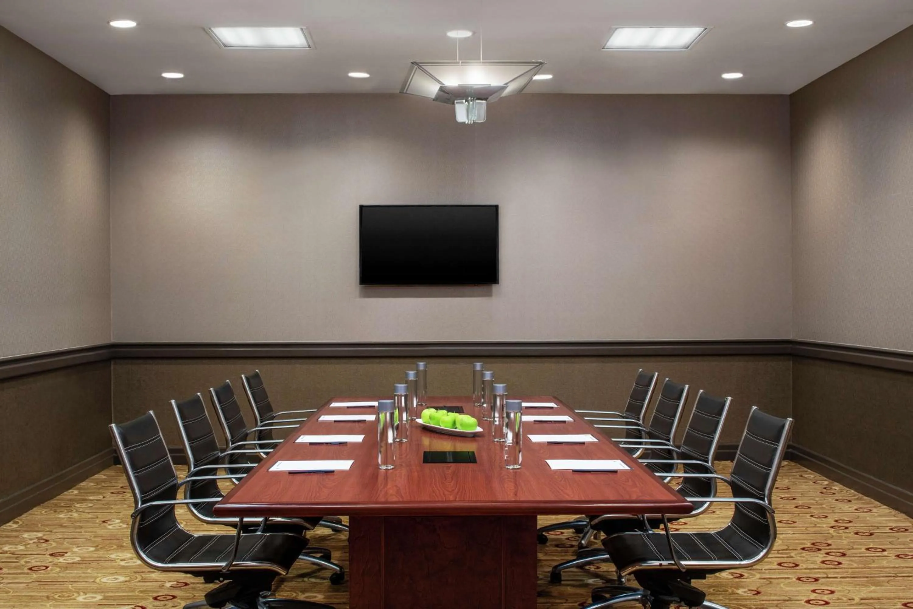 Meeting/conference room in DoubleTree by Hilton Hotel Newark Airport