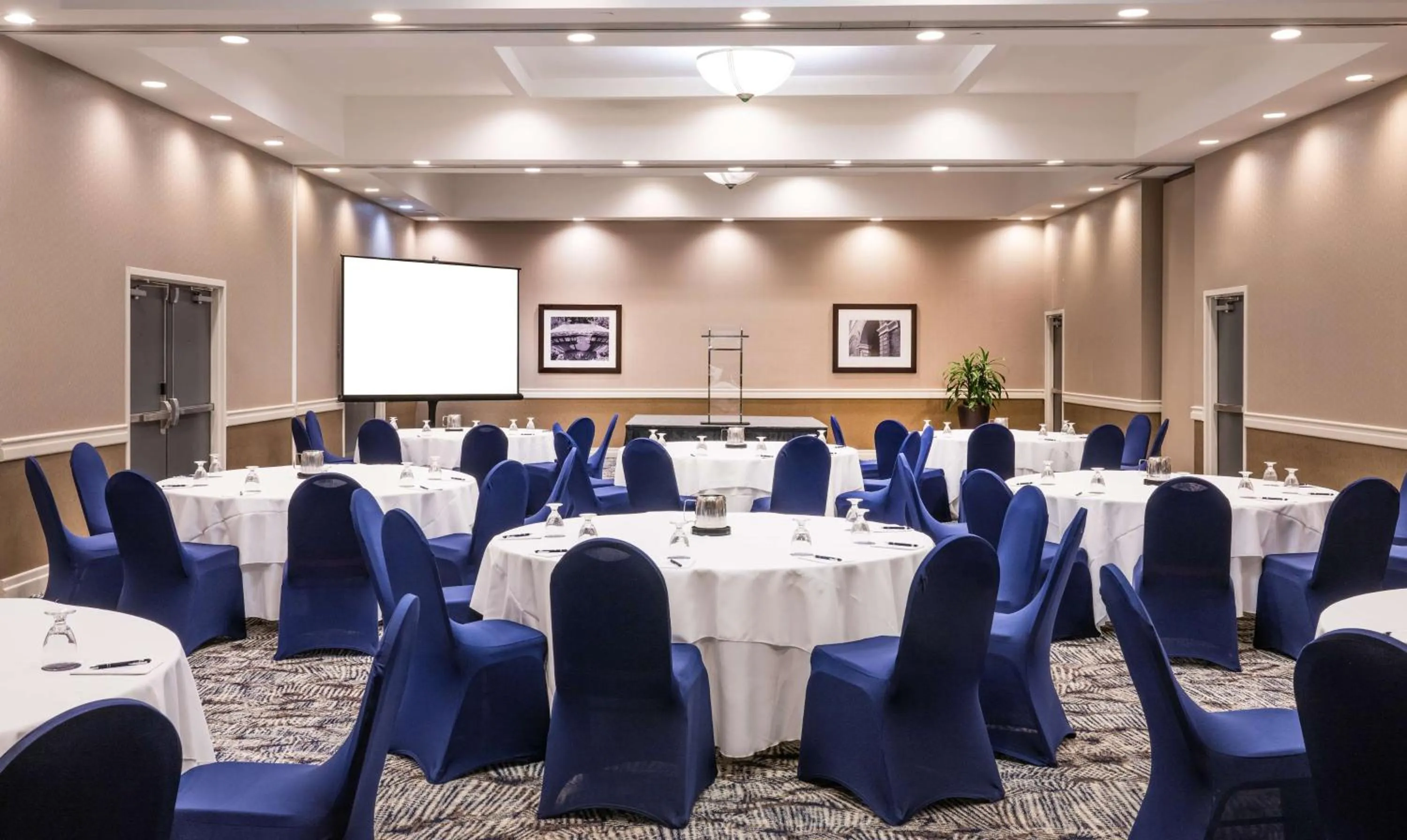 Meeting/conference room in DoubleTree by Hilton Hotel Newark Airport