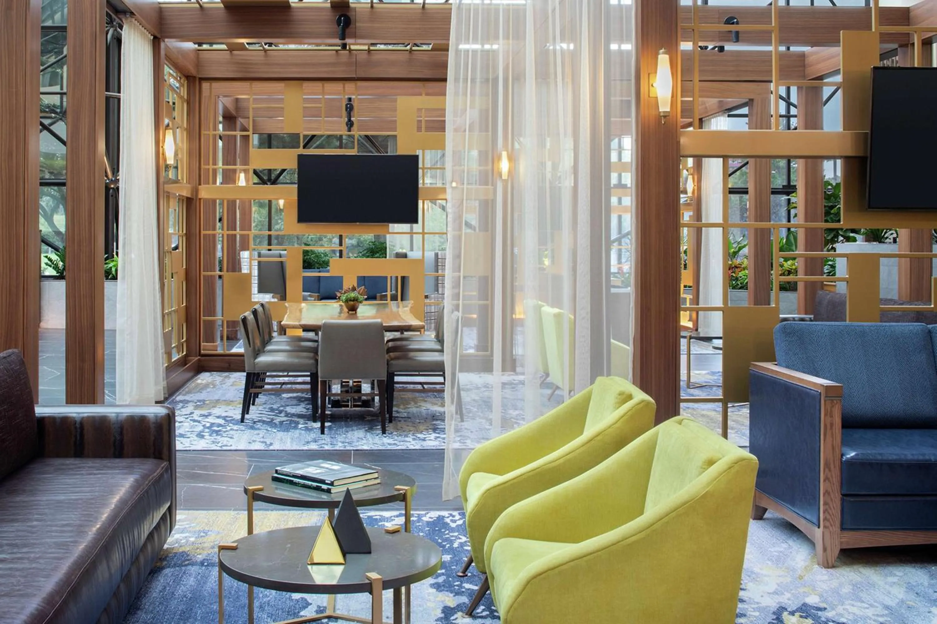 Lobby or reception in DoubleTree by Hilton Hotel Newark Airport