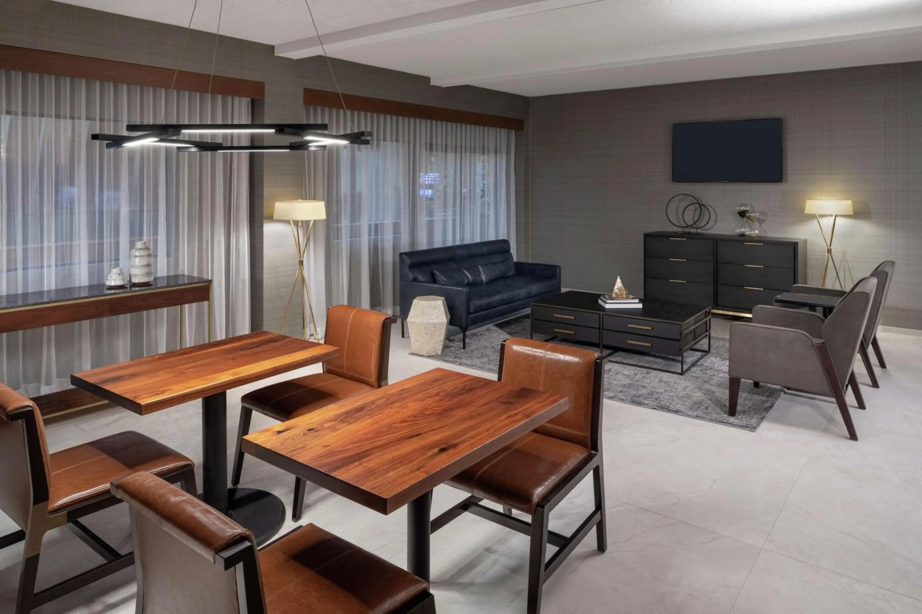 Property building in DoubleTree by Hilton Hotel Newark Airport