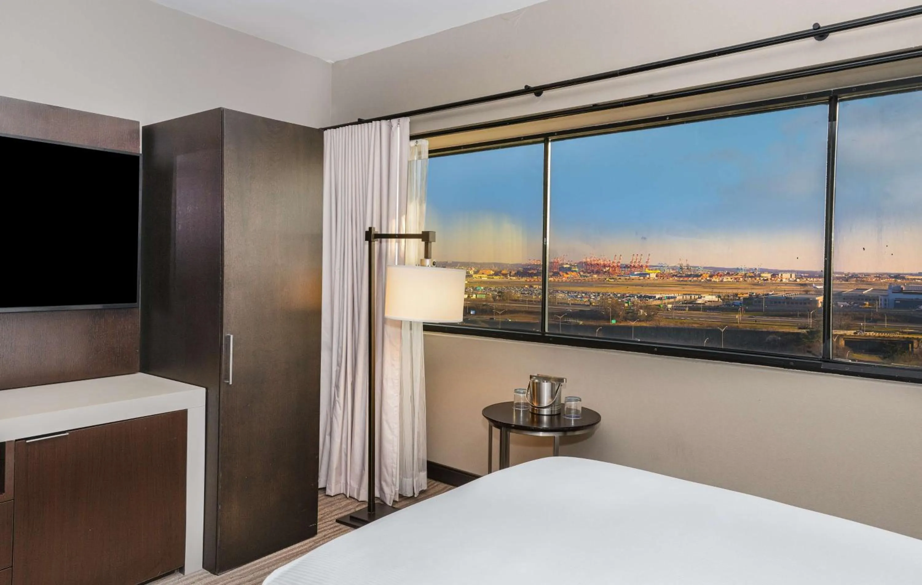 View (from property/room), Bed in DoubleTree by Hilton Hotel Newark Airport