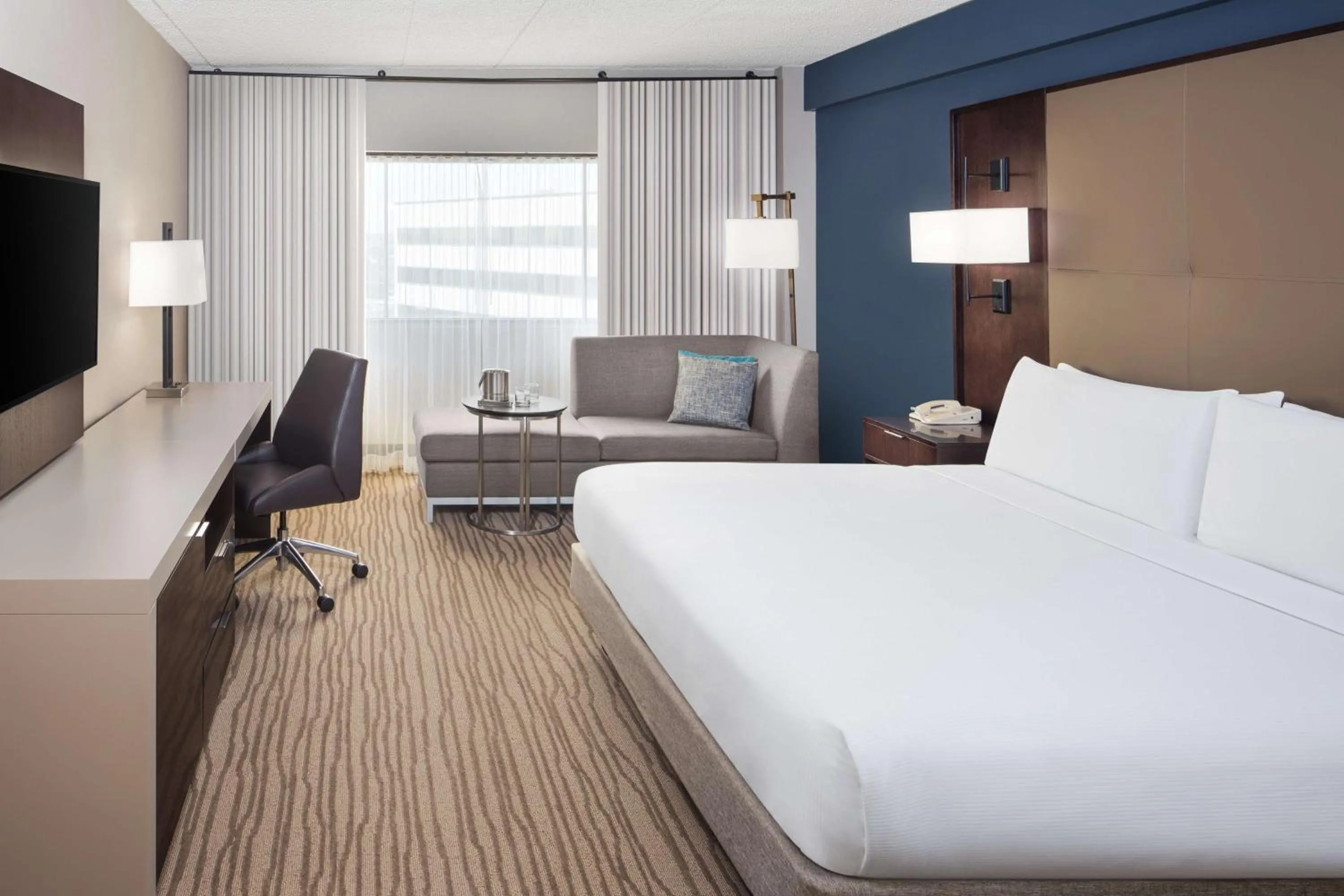 Bedroom, Bed in DoubleTree by Hilton Hotel Newark Airport