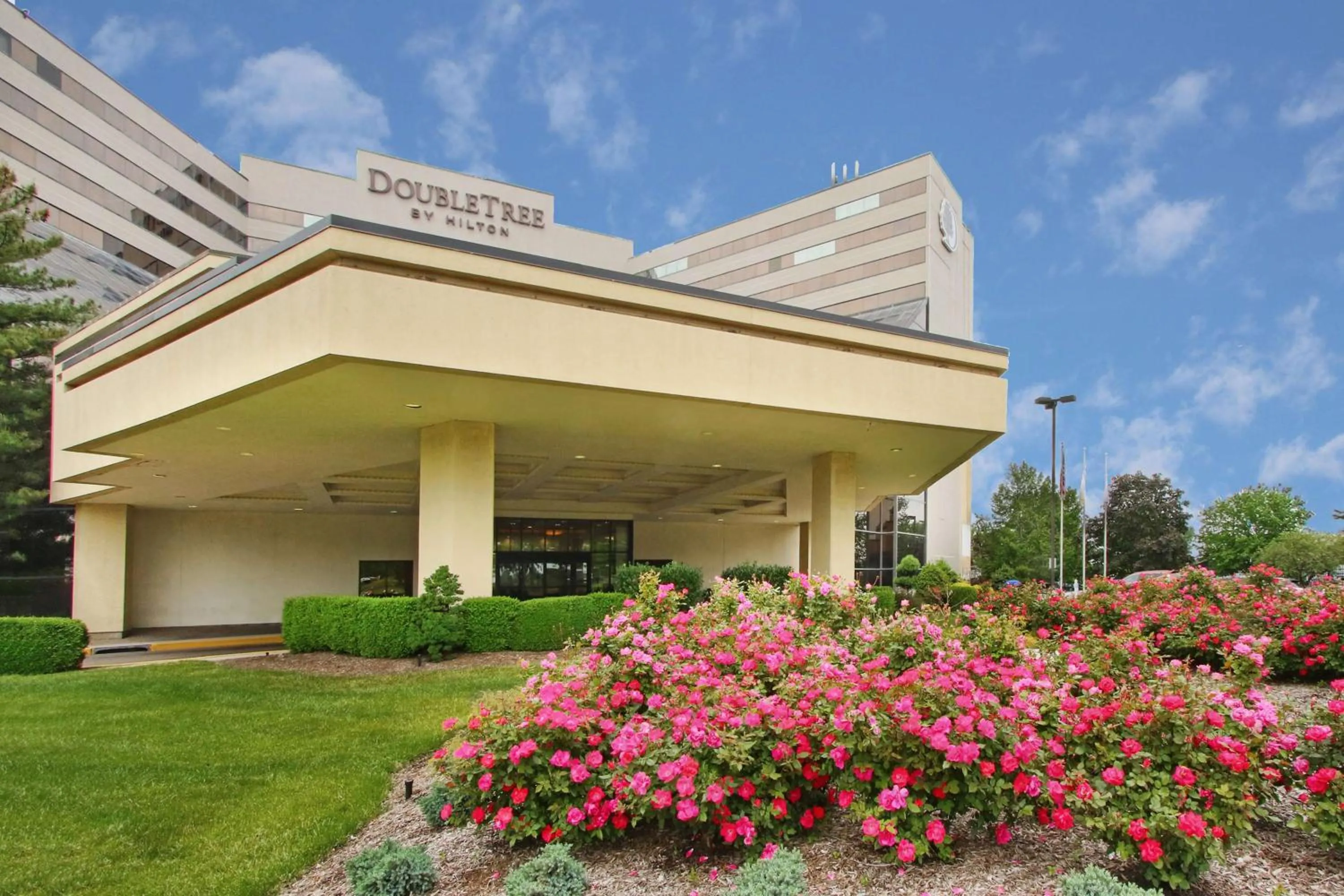 Property building in DoubleTree by Hilton Hotel Newark Airport